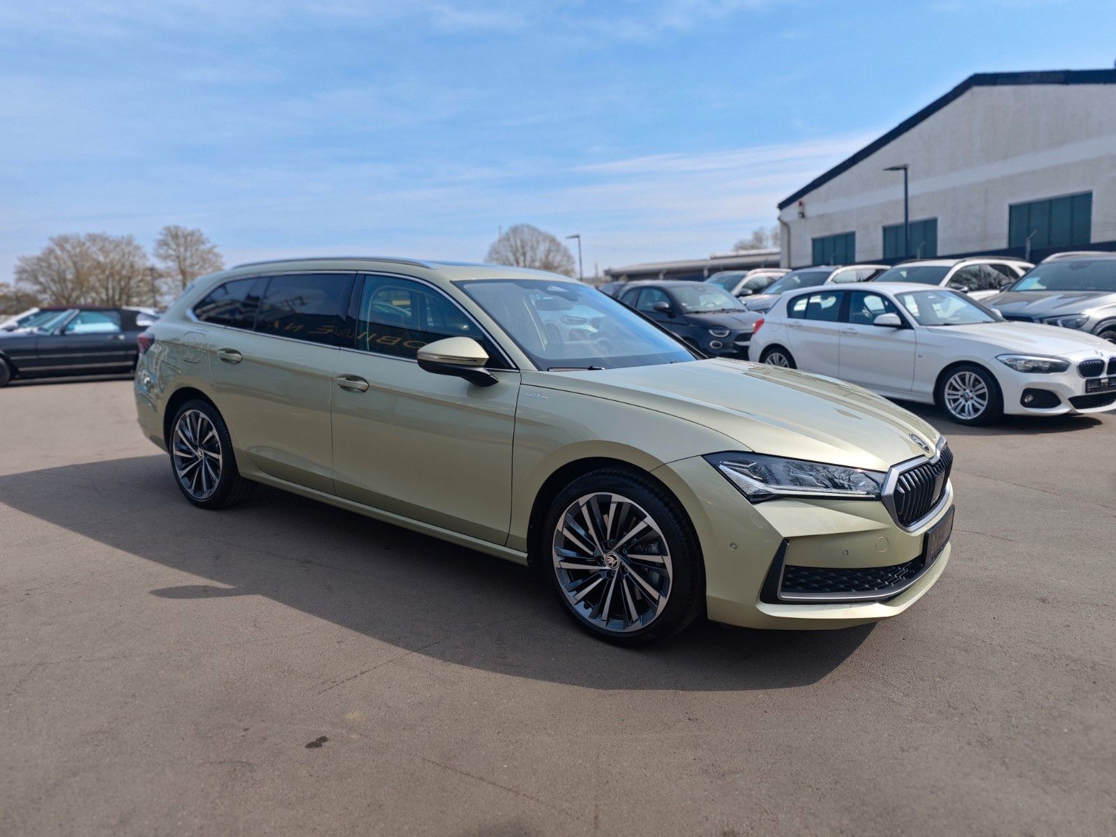 Fahrzeugabbildung SKODA SUPERB COMBI*4x4 L&K*4X SCHIEBEDACH*SOUNDANLAGE*