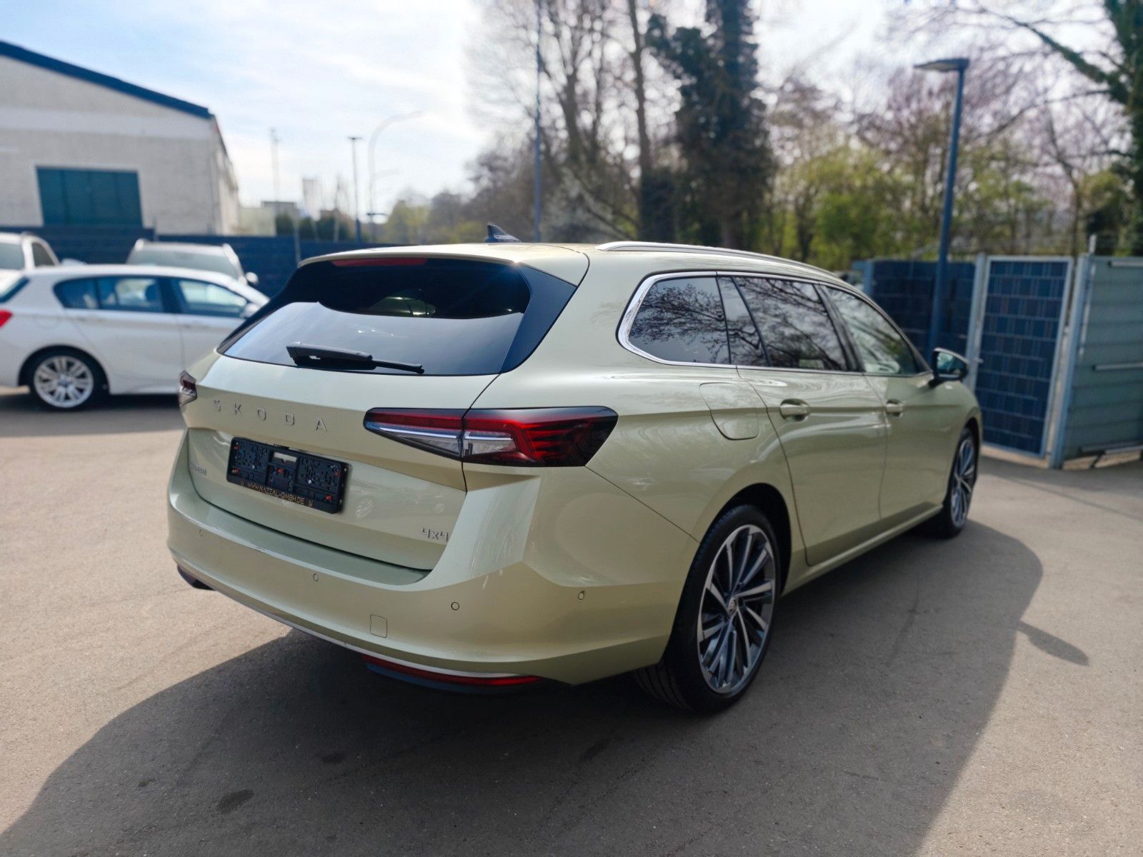 Fahrzeugabbildung SKODA SUPERB COMBI*4x4 L&K*4X SCHIEBEDACH*SOUNDANLAGE*