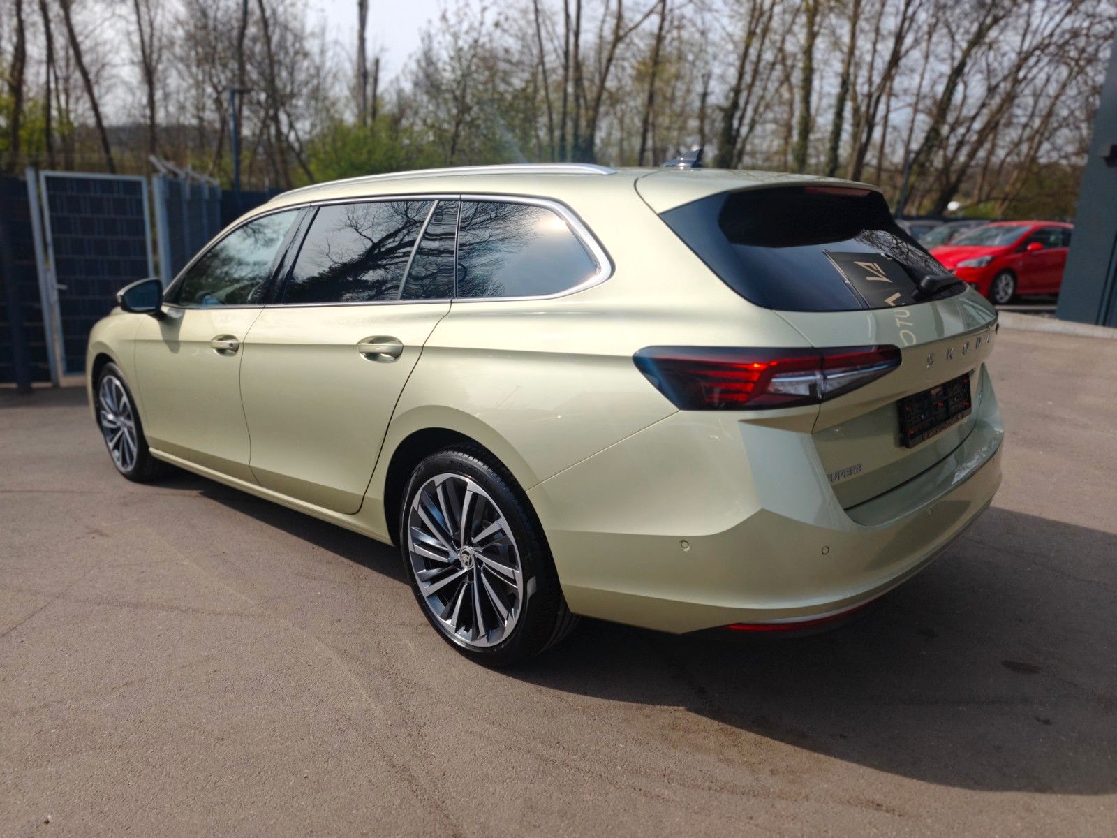 Fahrzeugabbildung SKODA SUPERB COMBI*4x4 L&K*4X SCHIEBEDACH*SOUNDANLAGE*