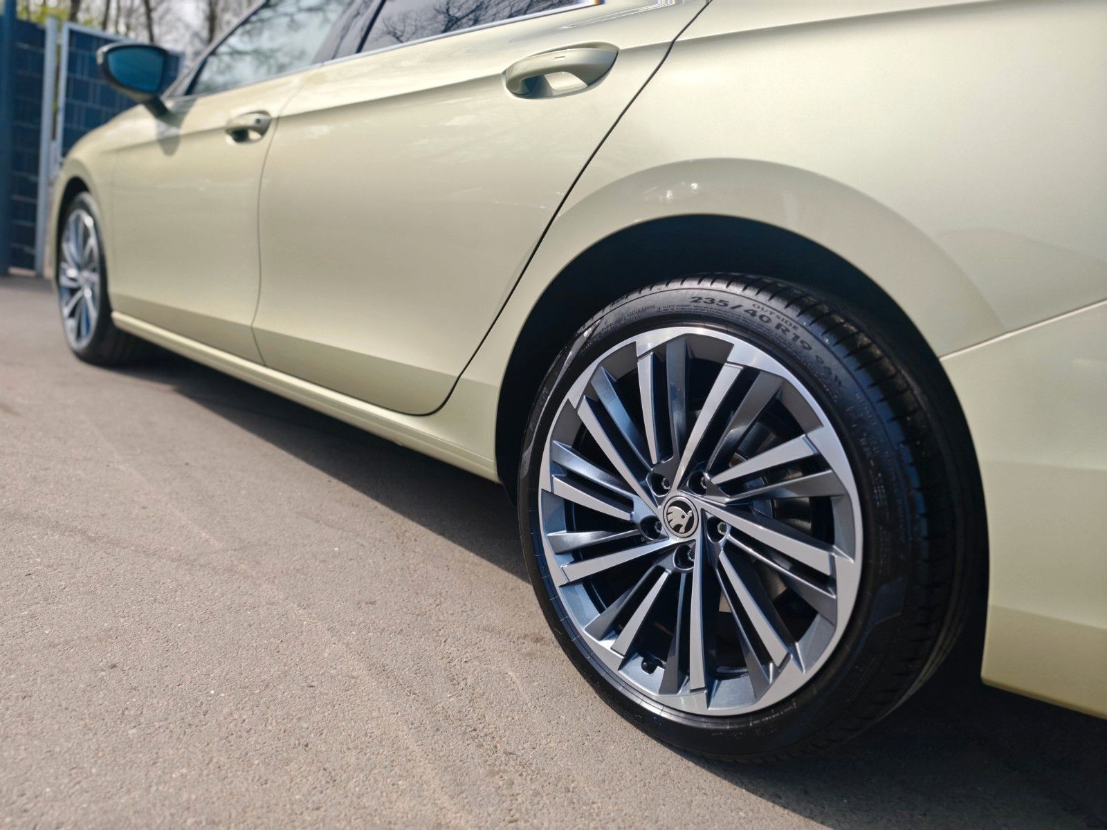 Fahrzeugabbildung SKODA SUPERB COMBI*4x4 L&K*4X SCHIEBEDACH*SOUNDANLAGE*