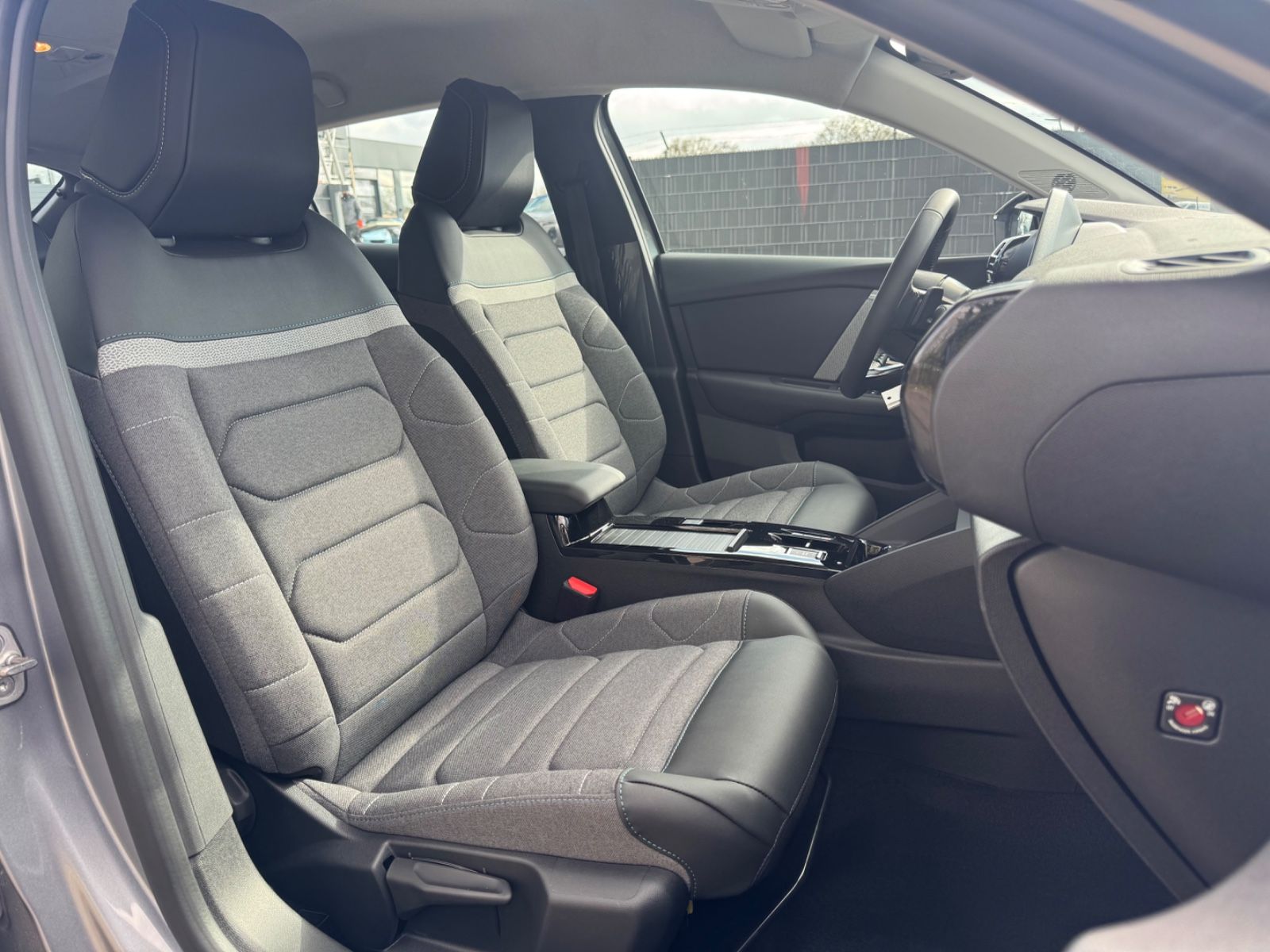 Fahrzeugabbildung Citroën C4 LIM PLUS 1.5 HDI*AUTOMATIK*LED*R-KAMERA*