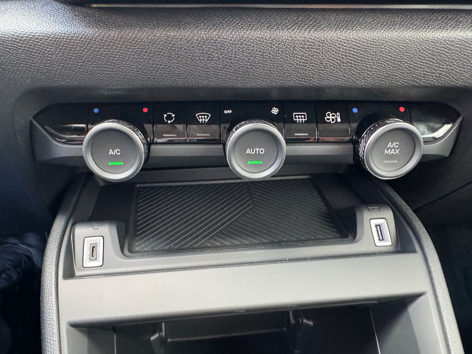 Fahrzeugabbildung Citroën C4 LIM PLUS 1.5 HDI*AUTOMATIK*LED*R-KAMERA*