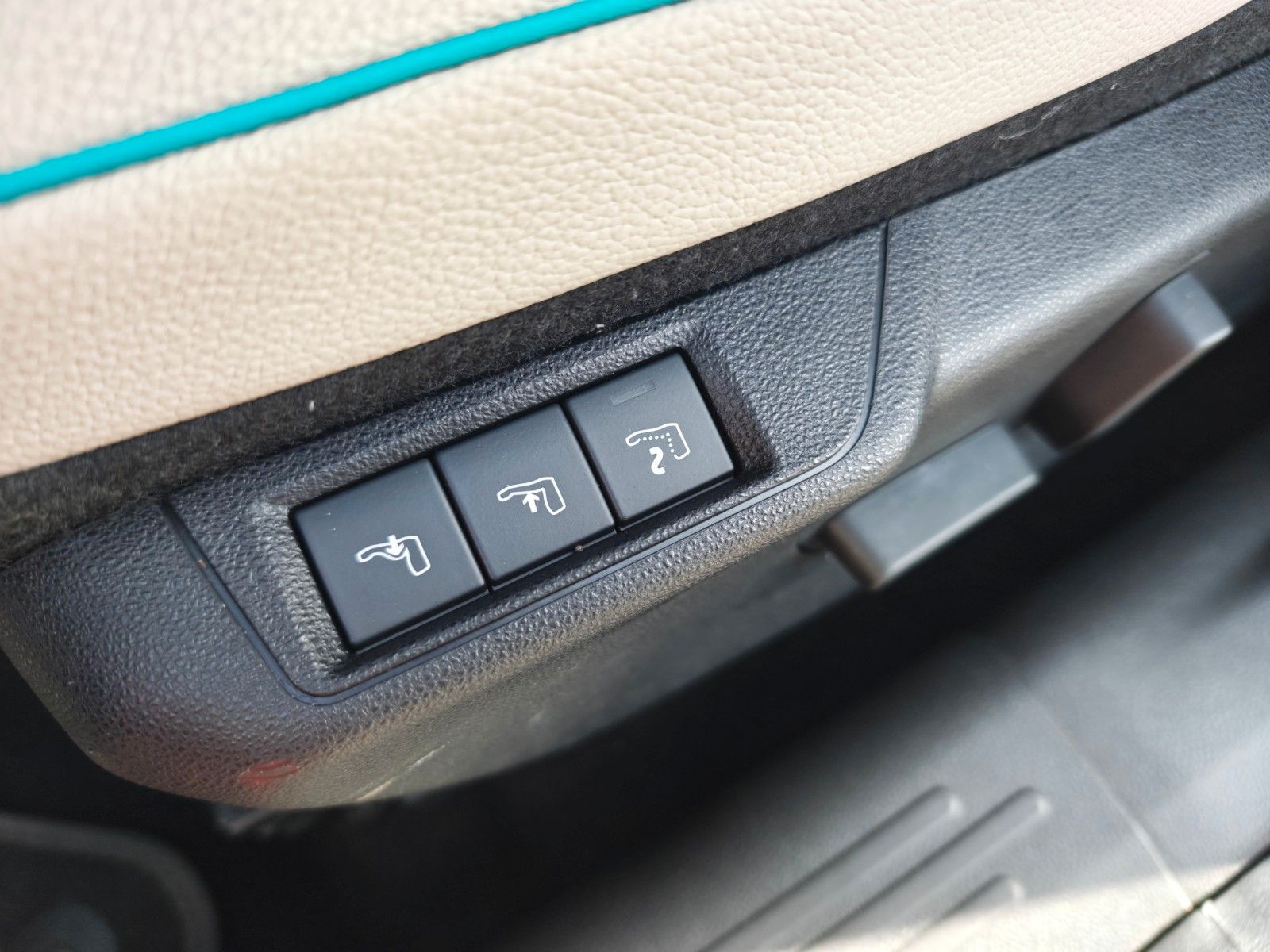 Fahrzeugabbildung Fiat 600 HYBRID LA PRIMA *1.HAND*LED*NAVI*360°*LEDER*