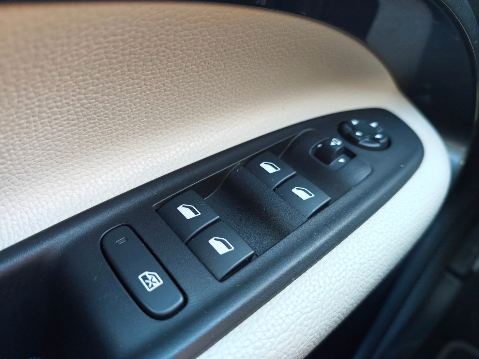 Fahrzeugabbildung Fiat 600 HYBRID LA PRIMA *1.HAND*LED*NAVI*360°*LEDER*