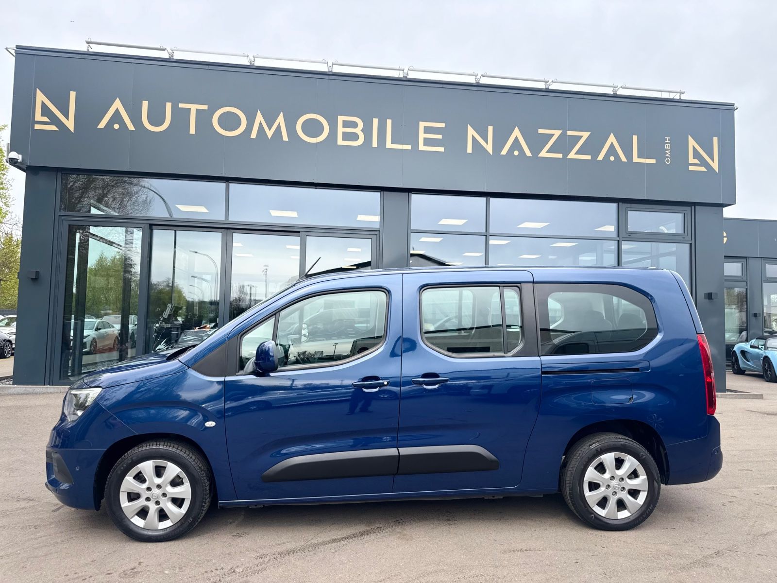 Fahrzeugabbildung Opel COMBO LIFE XL*KAMERA*HEAD-UP-SHZ*7.SITZER*1.HD*