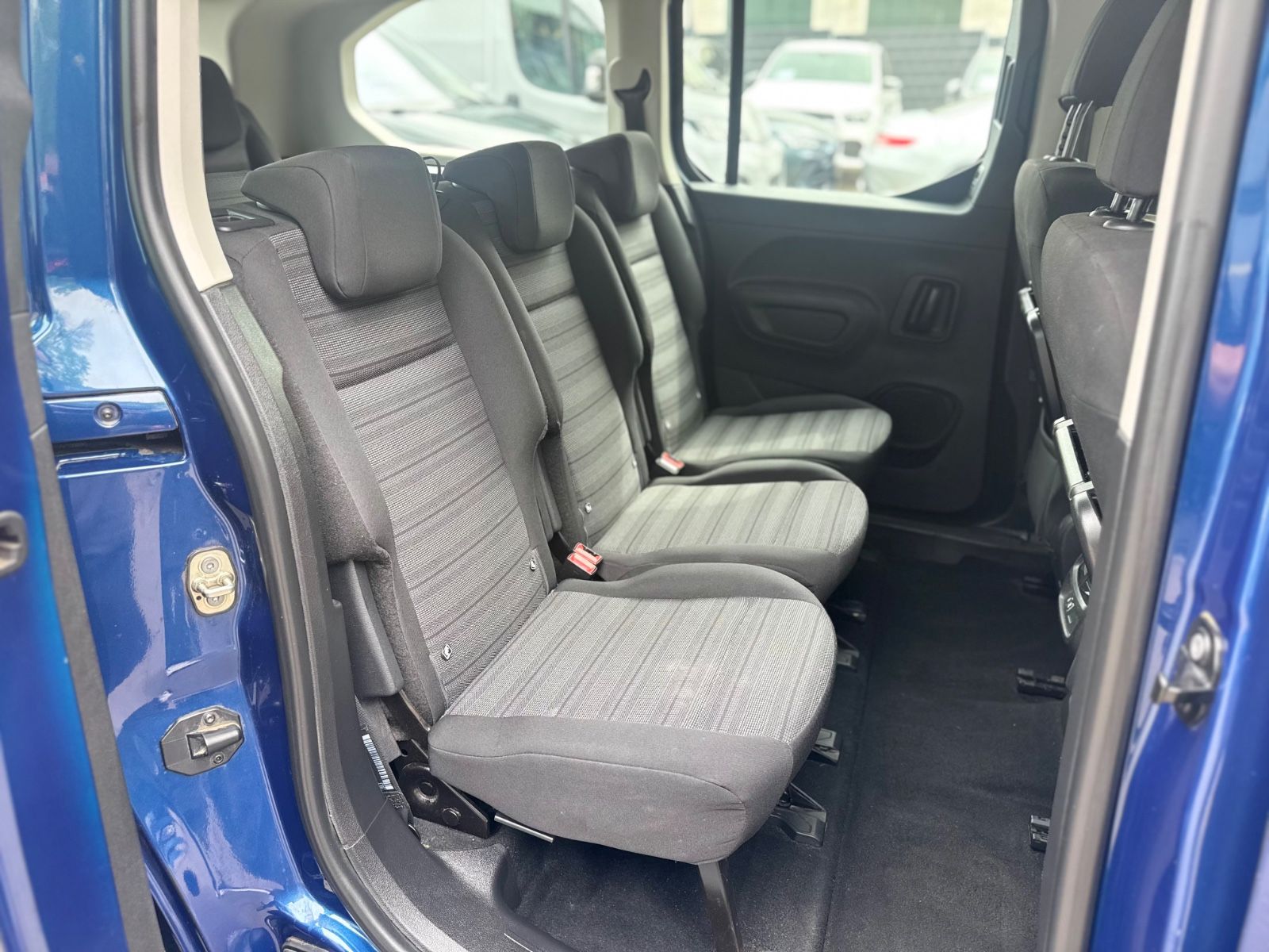 Fahrzeugabbildung Opel COMBO LIFE XL*KAMERA*HEAD-UP-SHZ*7.SITZER*1.HD*