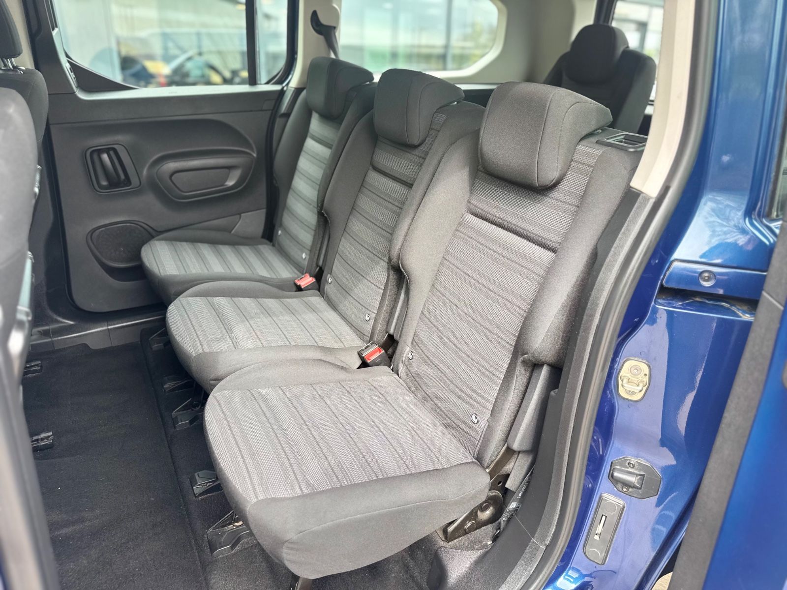 Fahrzeugabbildung Opel COMBO LIFE XL*KAMERA*HEAD-UP-SHZ*7.SITZER*1.HD*