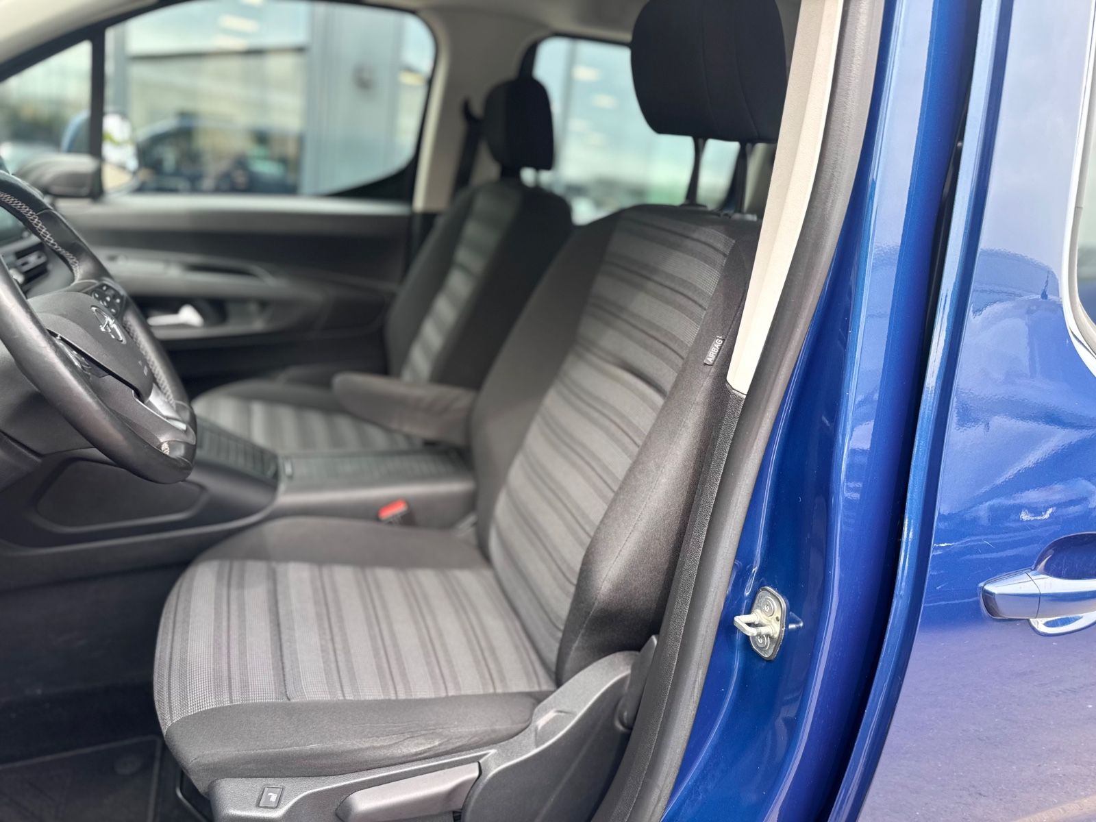 Fahrzeugabbildung Opel COMBO LIFE XL*KAMERA*HEAD-UP-SHZ*7.SITZER*1.HD*