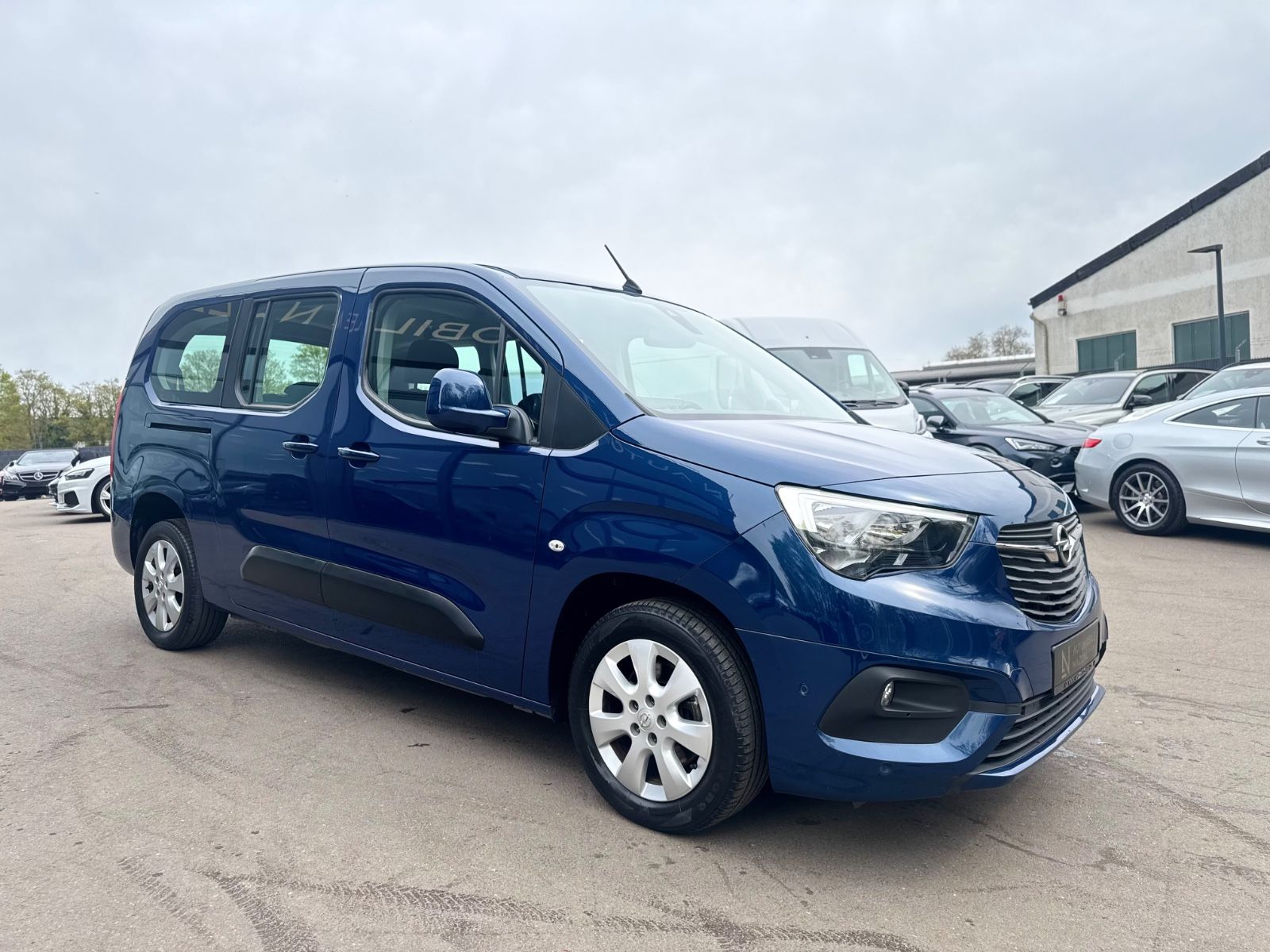 Fahrzeugabbildung Opel COMBO LIFE XL*KAMERA*HEAD-UP-SHZ*7.SITZER*1.HD*