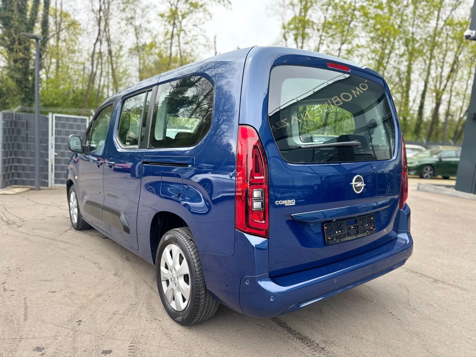 Fahrzeugabbildung Opel COMBO LIFE XL*KAMERA*HEAD-UP-SHZ*7.SITZER*1.HD*