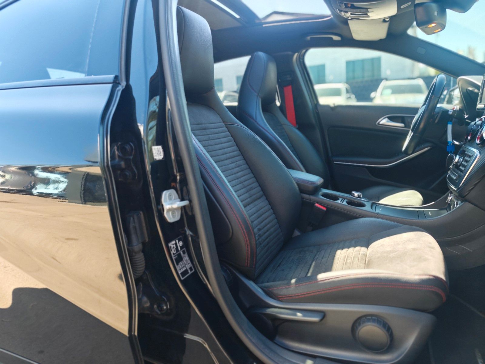 Fahrzeugabbildung Mercedes-Benz A 250 AUT. AMG-LINE*HARMAN&KARDON*PANORAMA*