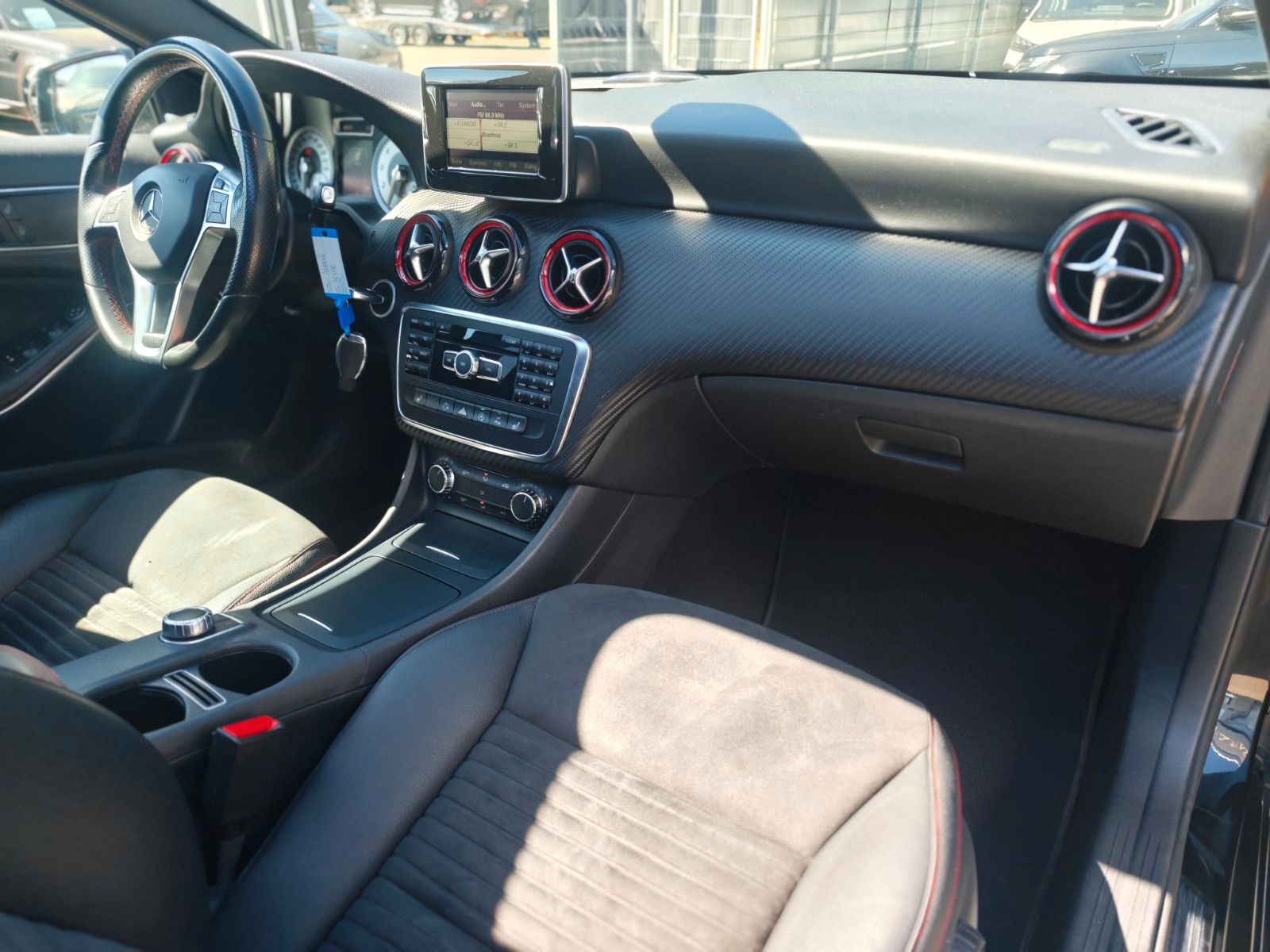 Fahrzeugabbildung Mercedes-Benz A 250 AUT. AMG-LINE*HARMAN&KARDON*PANORAMA*