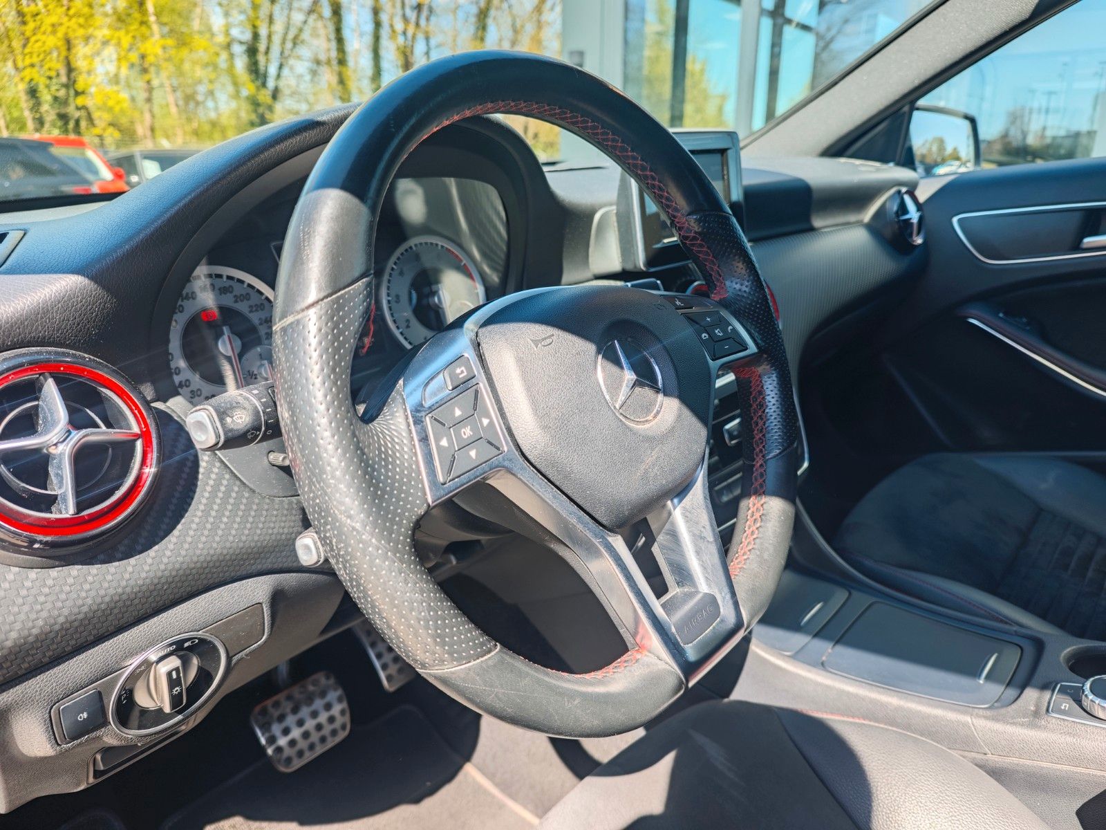 Fahrzeugabbildung Mercedes-Benz A 250 AUT. AMG-LINE*HARMAN&KARDON*PANORAMA*