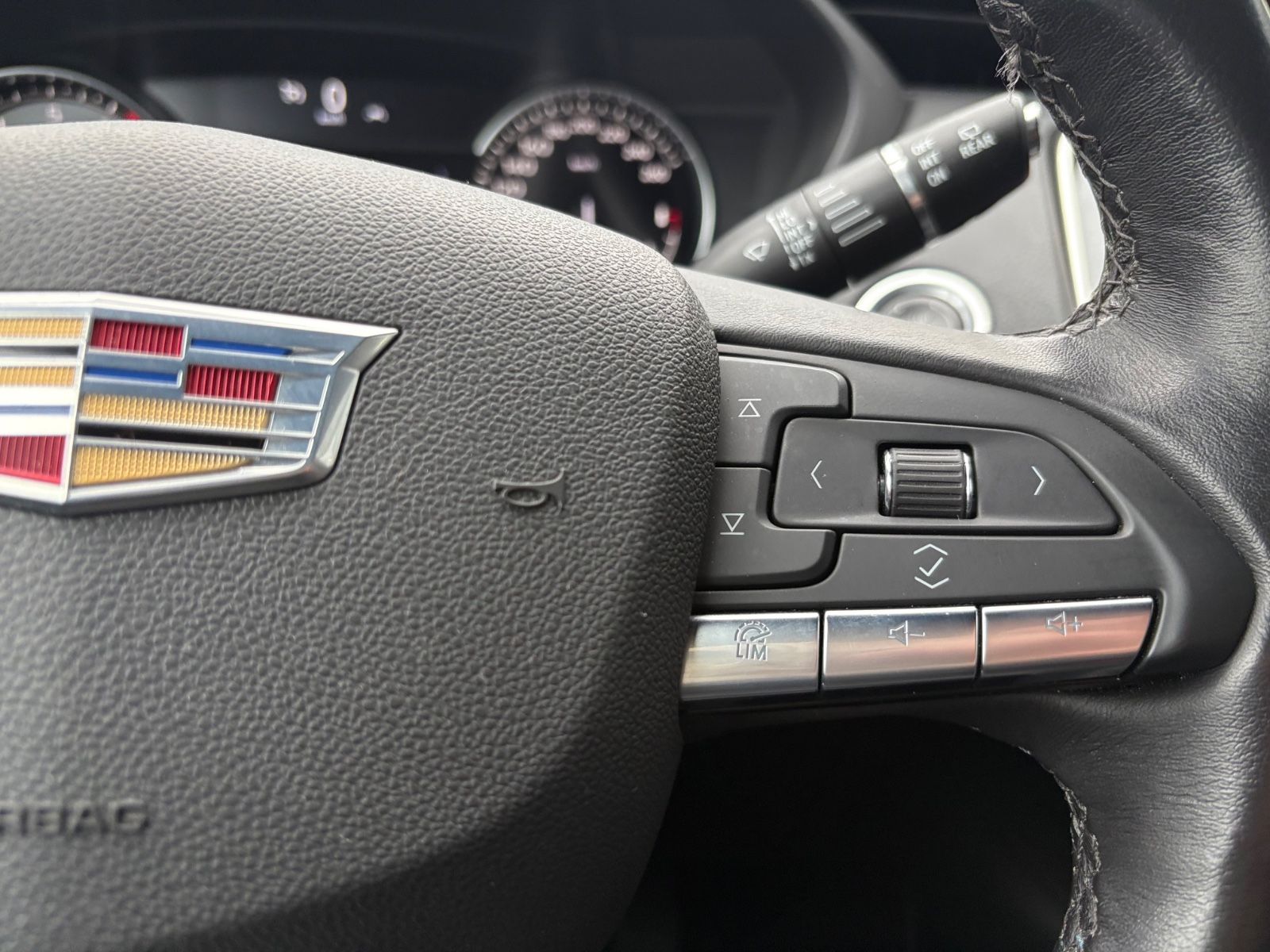 Fahrzeugabbildung Cadillac XT4 LUXURY AWD *1. HAND*AUT*GARANTIE*BOSE*LED*