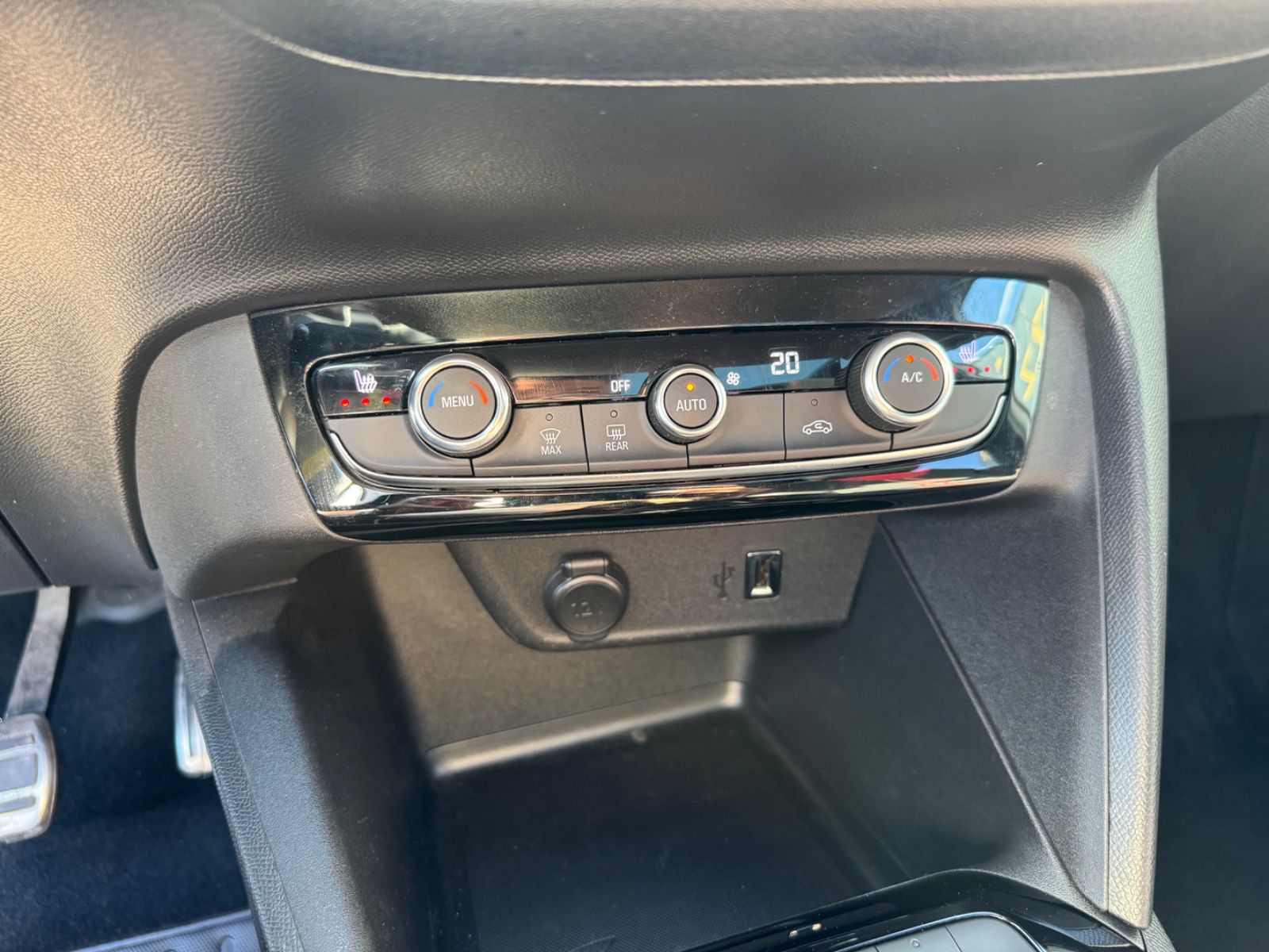 Fahrzeugabbildung Opel CORSA F GS LINE *AUT*NAVI*TEILLEDER*PANO*