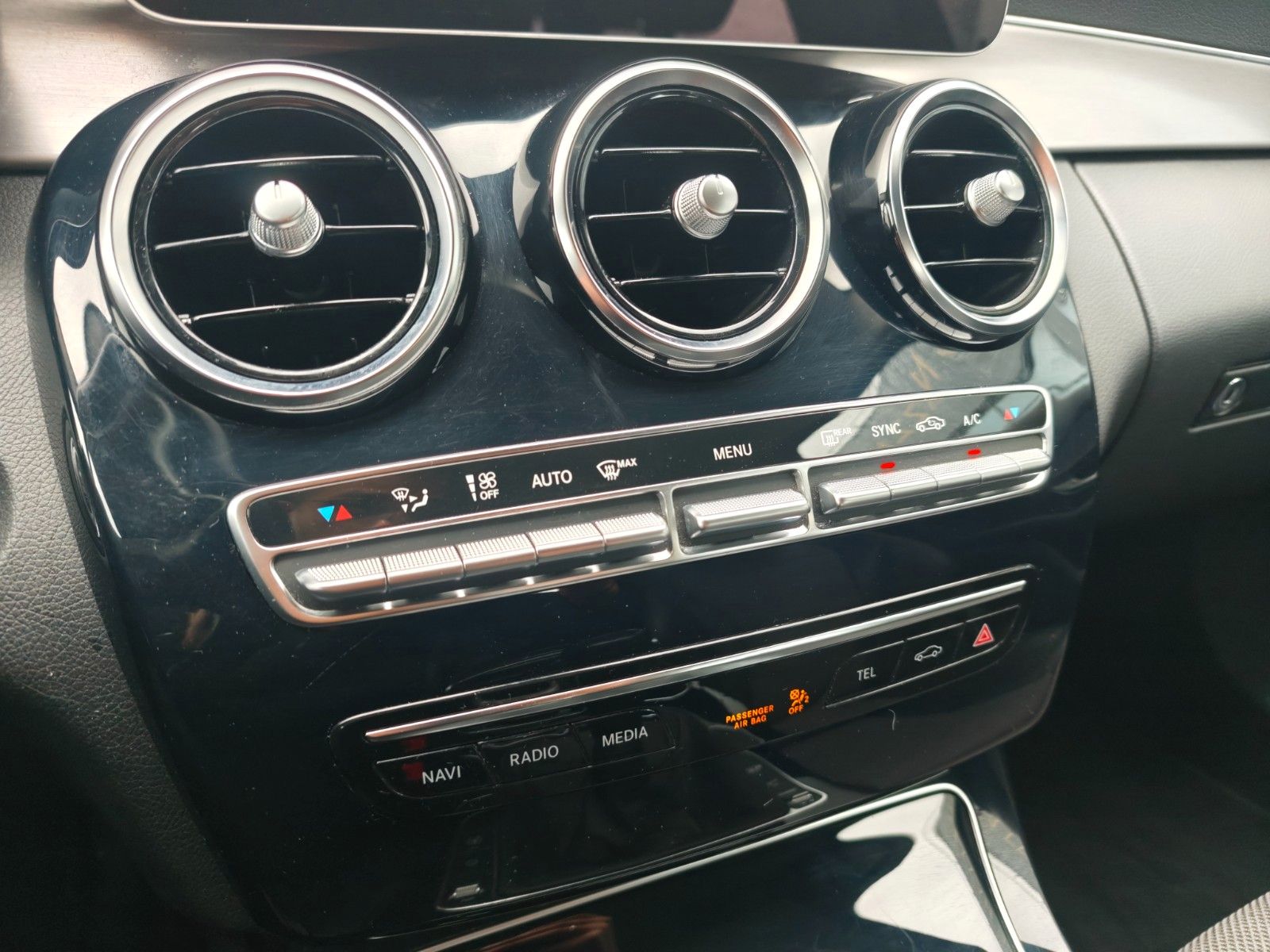 Fahrzeugabbildung Mercedes-Benz C 200 T-MODELL AVANTGARDE *LED*KAM*AHK*FACELIFT*