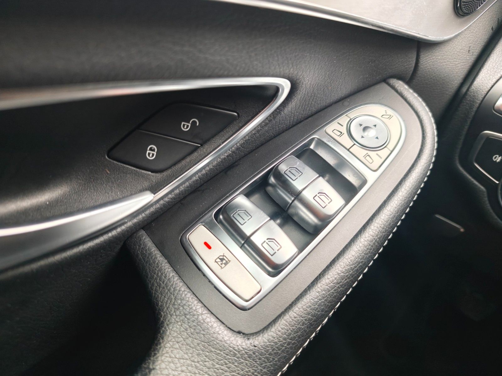 Fahrzeugabbildung Mercedes-Benz C 200 T-MODELL AVANTGARDE *LED*KAM*AHK*FACELIFT*