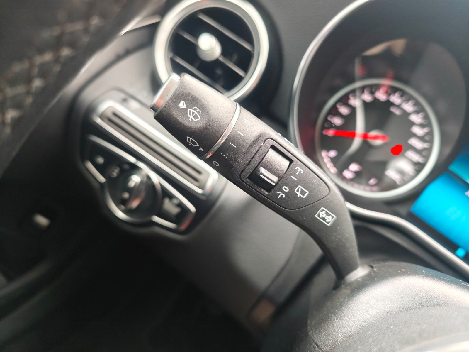 Fahrzeugabbildung Mercedes-Benz C 200 T-MODELL AVANTGARDE *LED*KAM*AHK*FACELIFT*