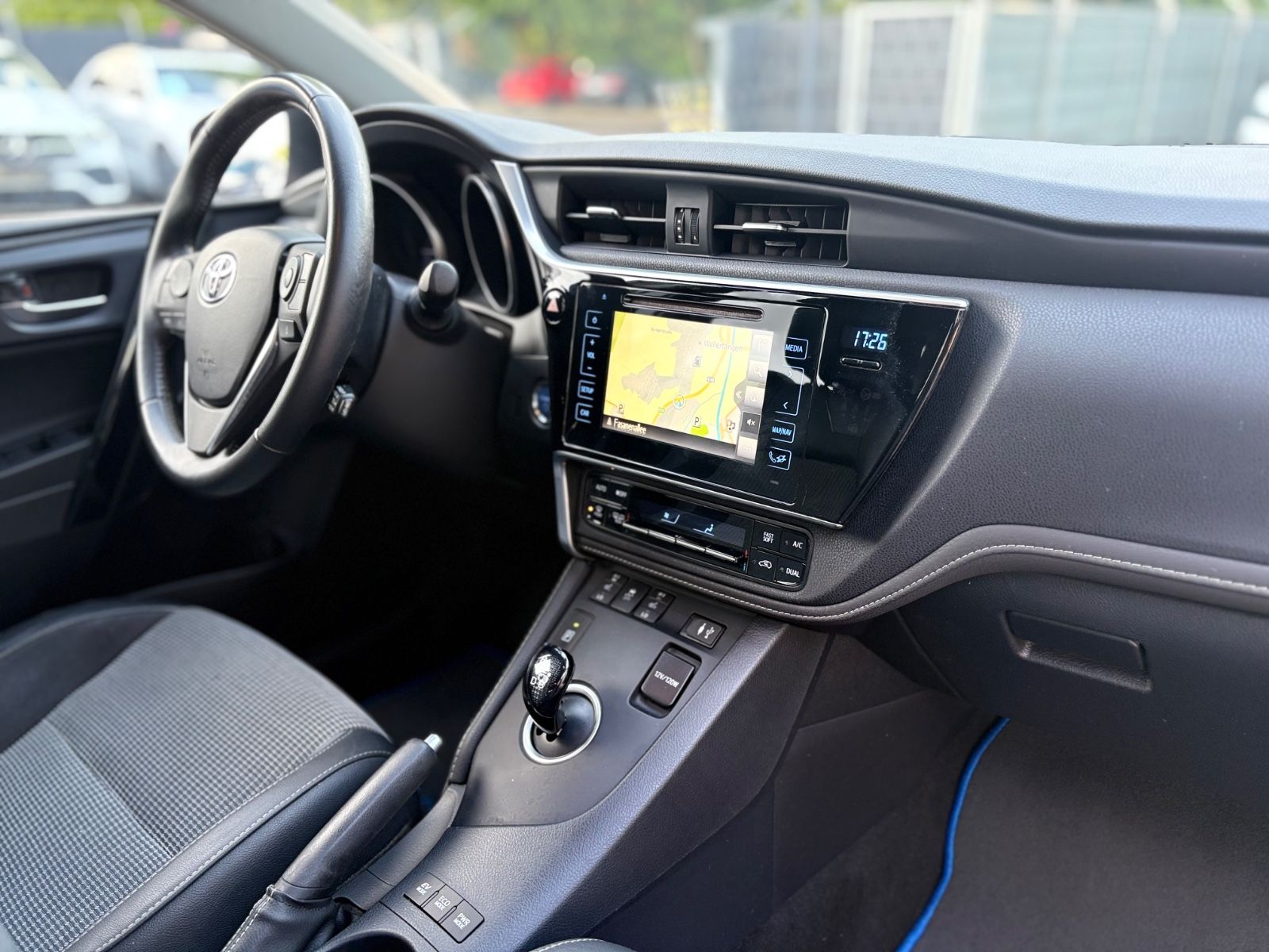 Fahrzeugabbildung Toyota AURIS EDITION-S *AUT*NAVI*LED*SHZ*ALU*TEILLEDER*