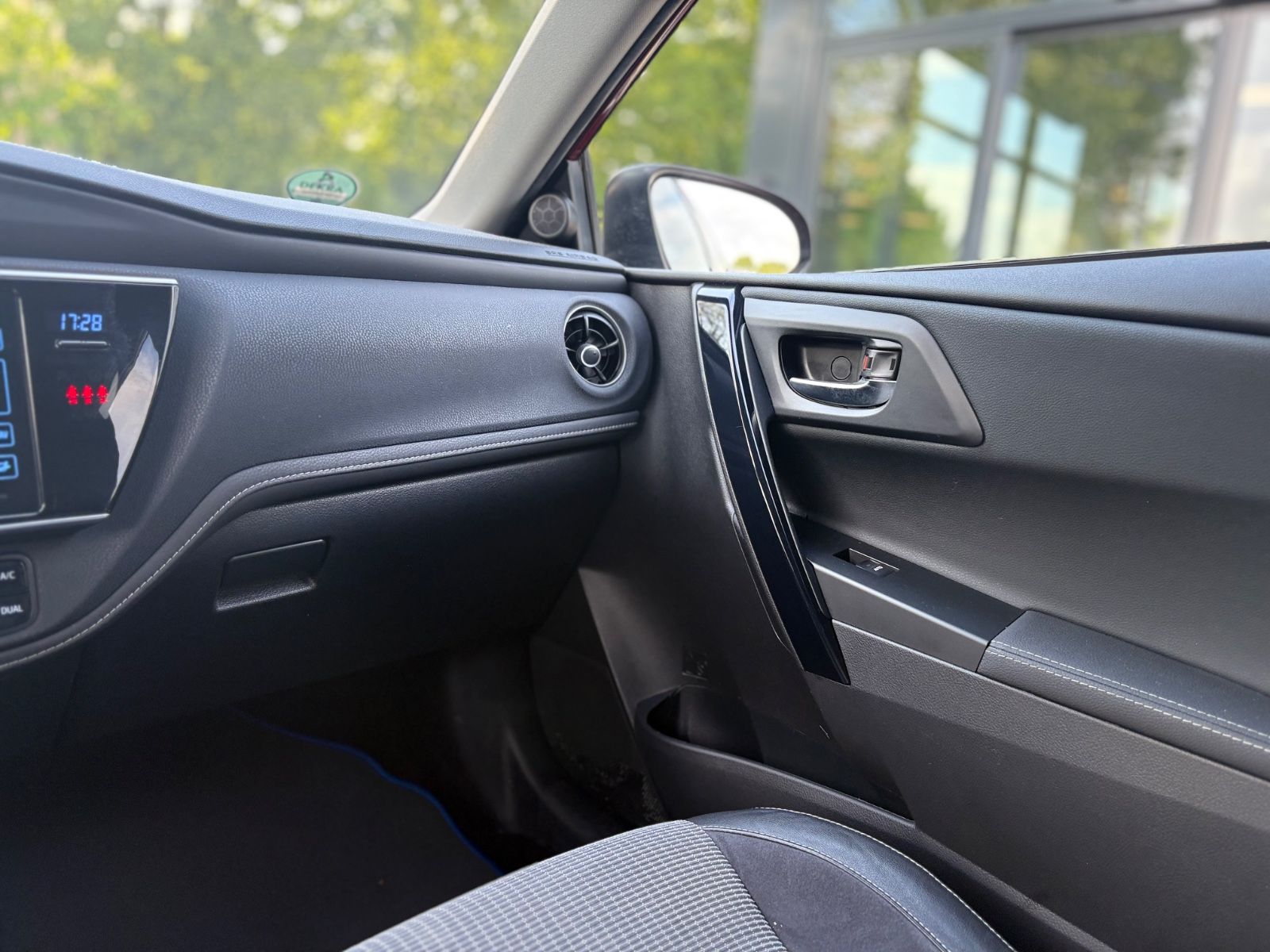 Fahrzeugabbildung Toyota AURIS EDITION-S *AUT*NAVI*LED*SHZ*ALU*TEILLEDER*