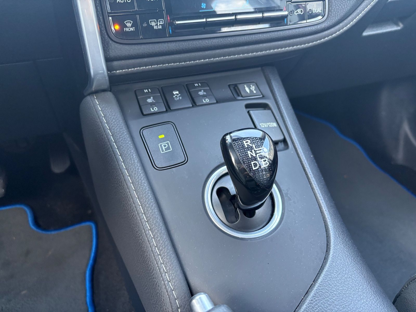 Fahrzeugabbildung Toyota AURIS EDITION-S *AUT*NAVI*LED*SHZ*ALU*TEILLEDER*
