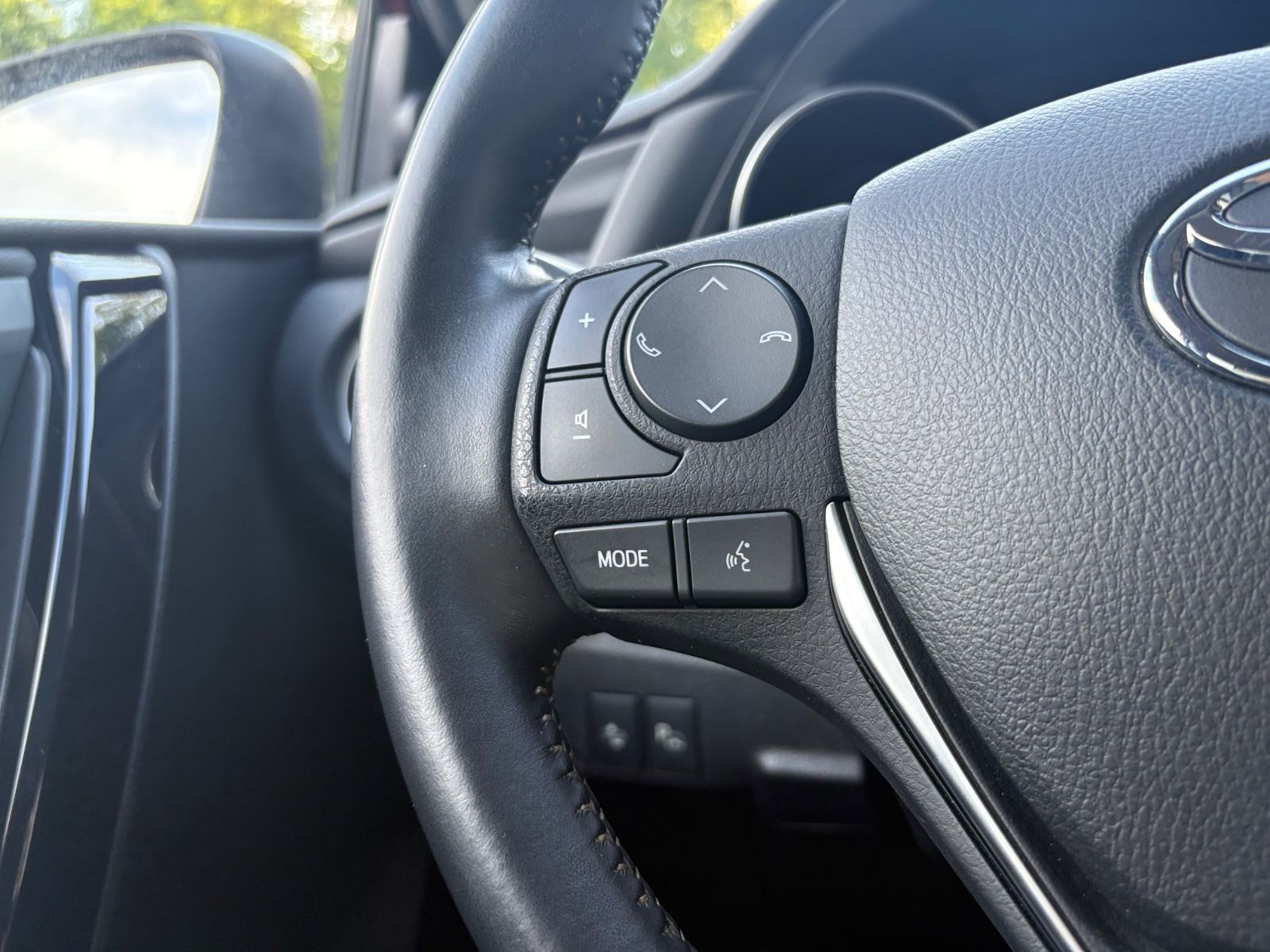 Fahrzeugabbildung Toyota AURIS EDITION-S *AUT*NAVI*LED*SHZ*ALU*TEILLEDER*