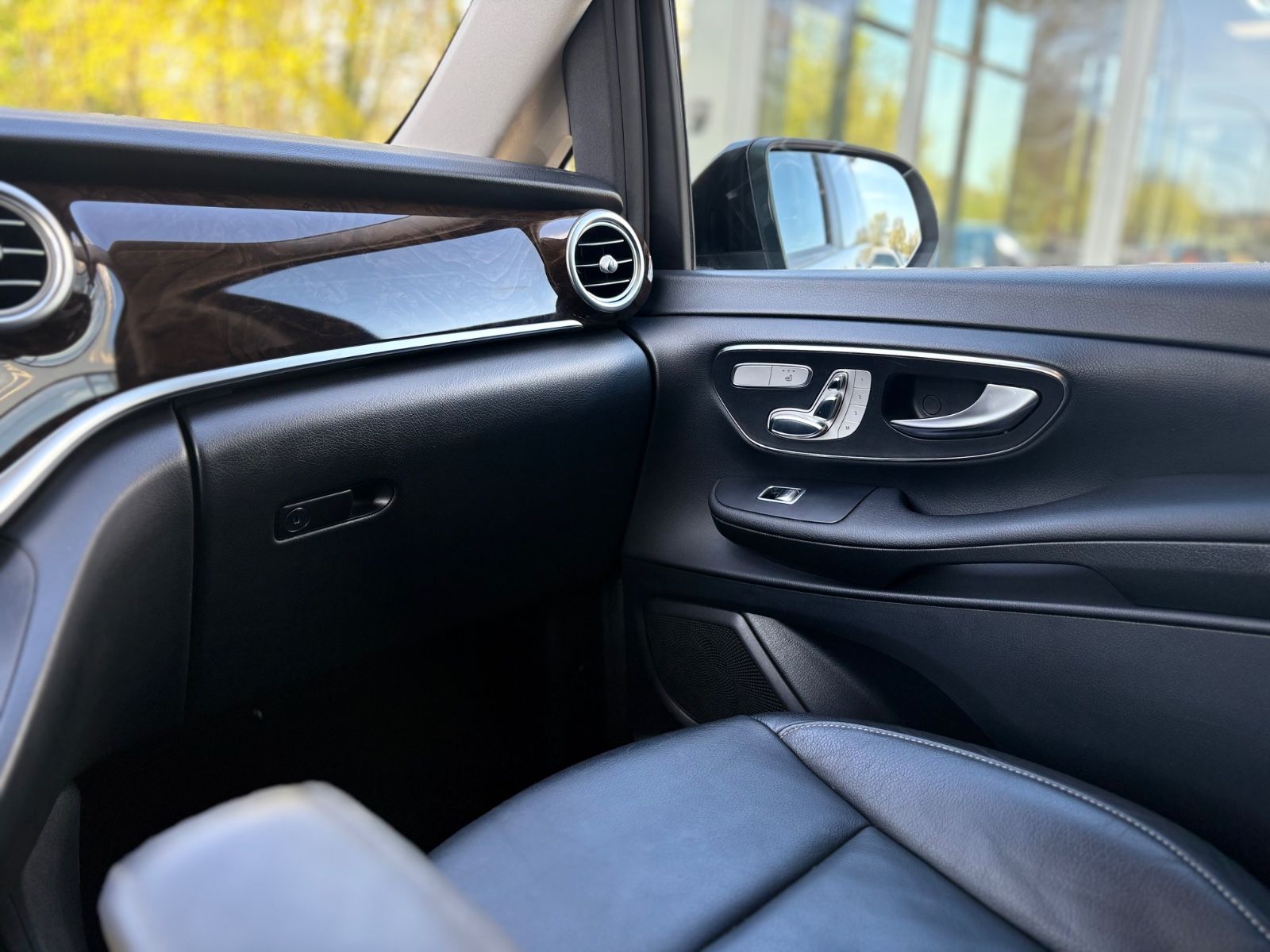 Fahrzeugabbildung Mercedes-Benz V 250 D LANG *MARCO POLO*AMG LINE*LEDER*STANDH*