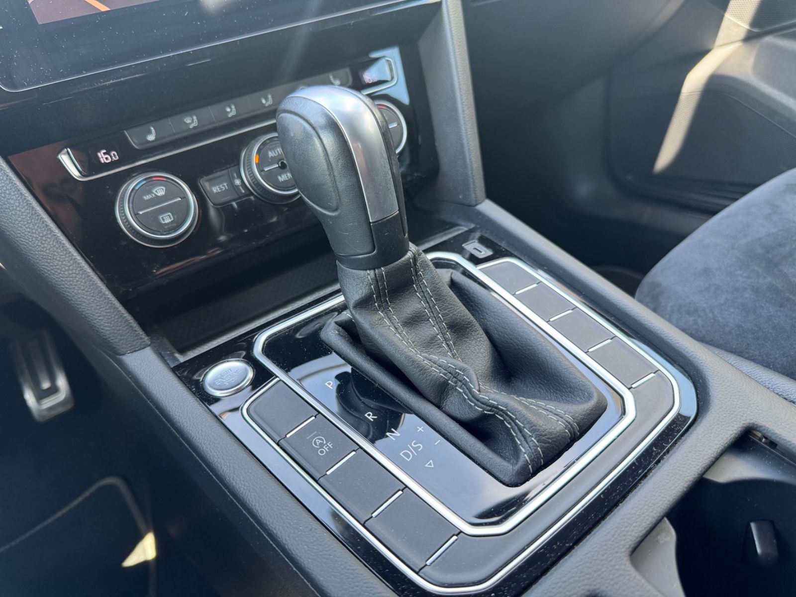 Fahrzeugabbildung Volkswagen ARTEON R-LINE*AUT*2.HD*ALCANTARA*LED*KAMERA*ACC*