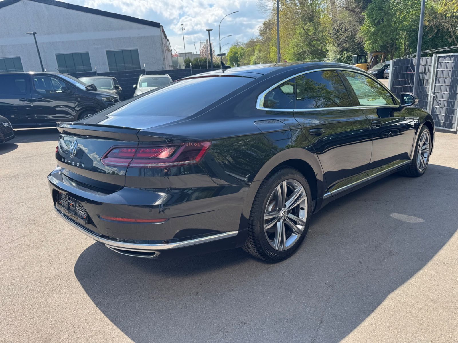 Fahrzeugabbildung Volkswagen ARTEON R-LINE*AUT*2.HD*ALCANTARA*LED*KAMERA*ACC*