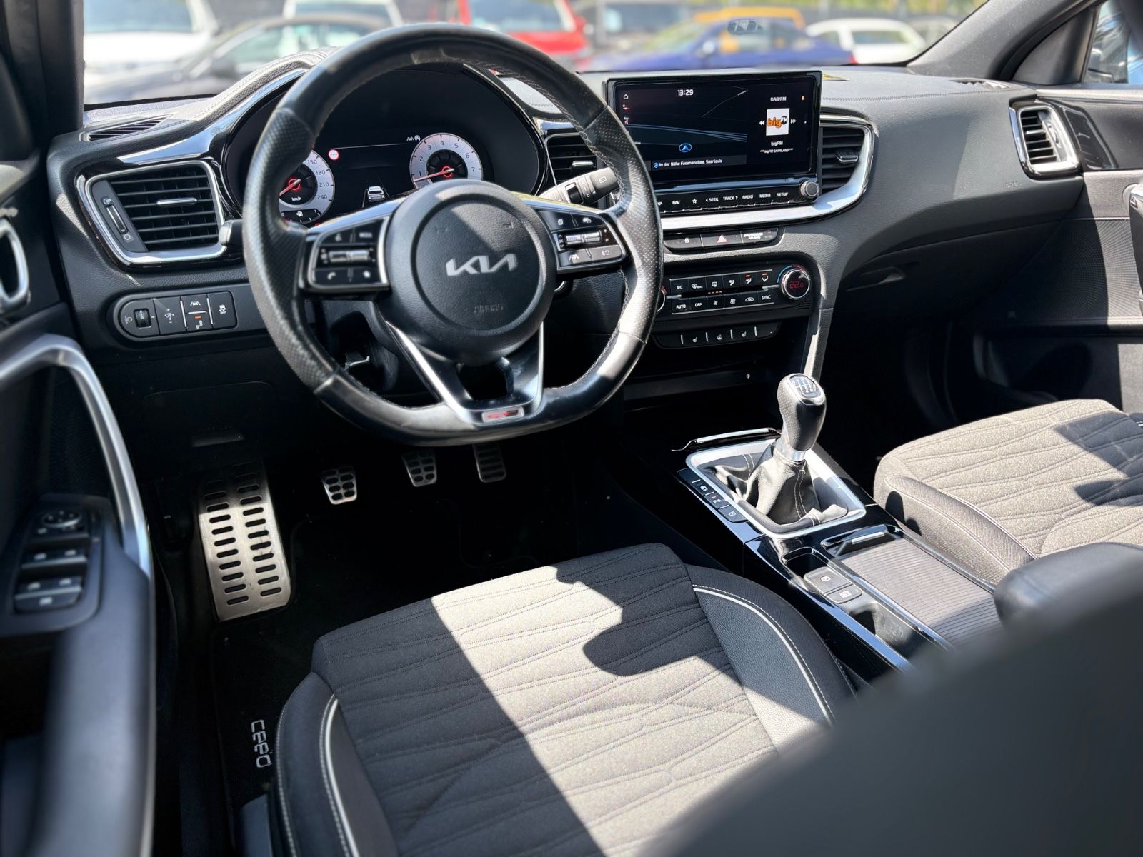 Fahrzeugabbildung Kia CEED GT LINE 1.5 T*SHZ*LED*DAB+*R-KAMERA*JBL*