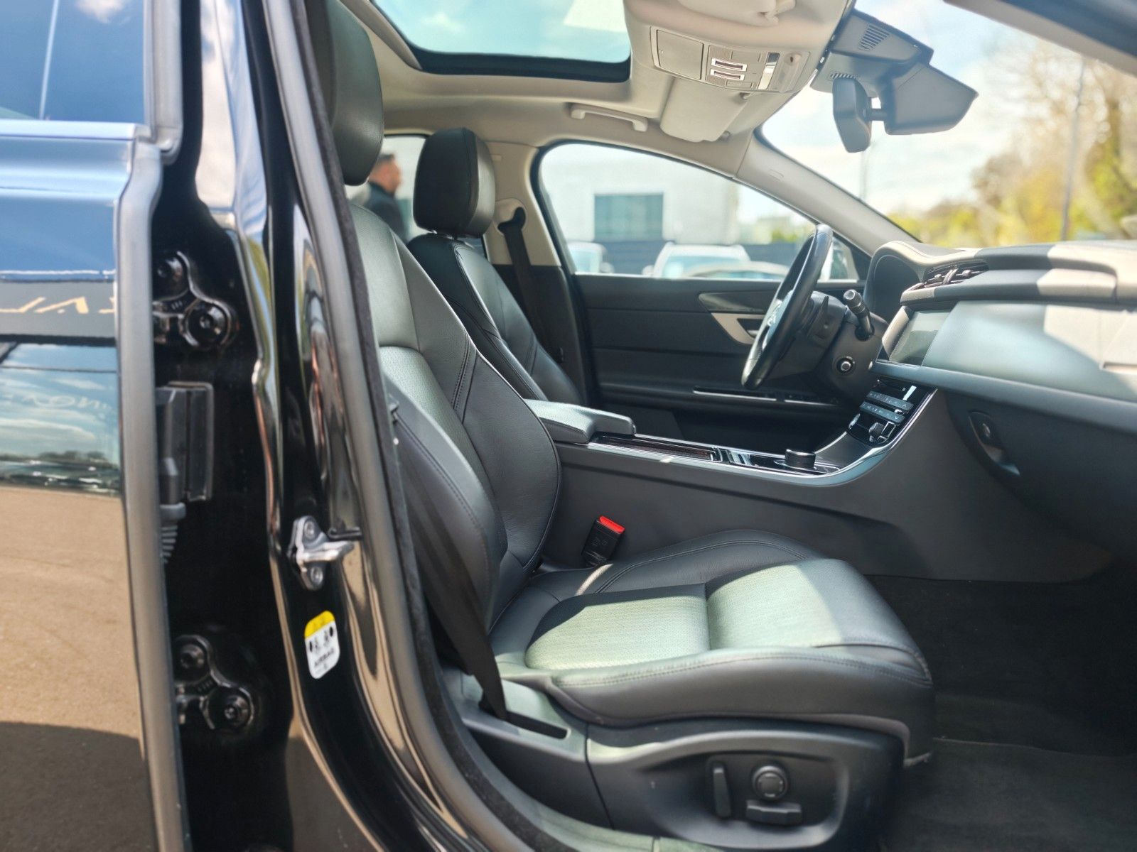 Fahrzeugabbildung Jaguar XF 300PS*PORTOFOLIO*SOUNDSYSTEM*NAVI*KAMERA*