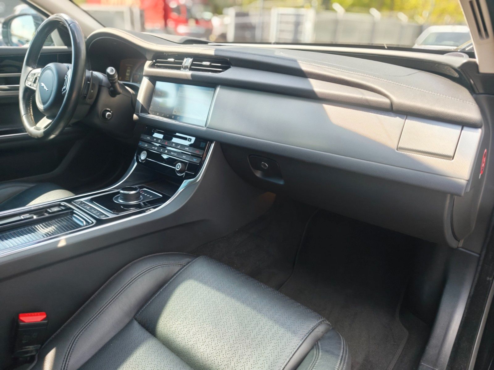 Fahrzeugabbildung Jaguar XF 300PS*PORTOFOLIO*SOUNDSYSTEM*NAVI*KAMERA*