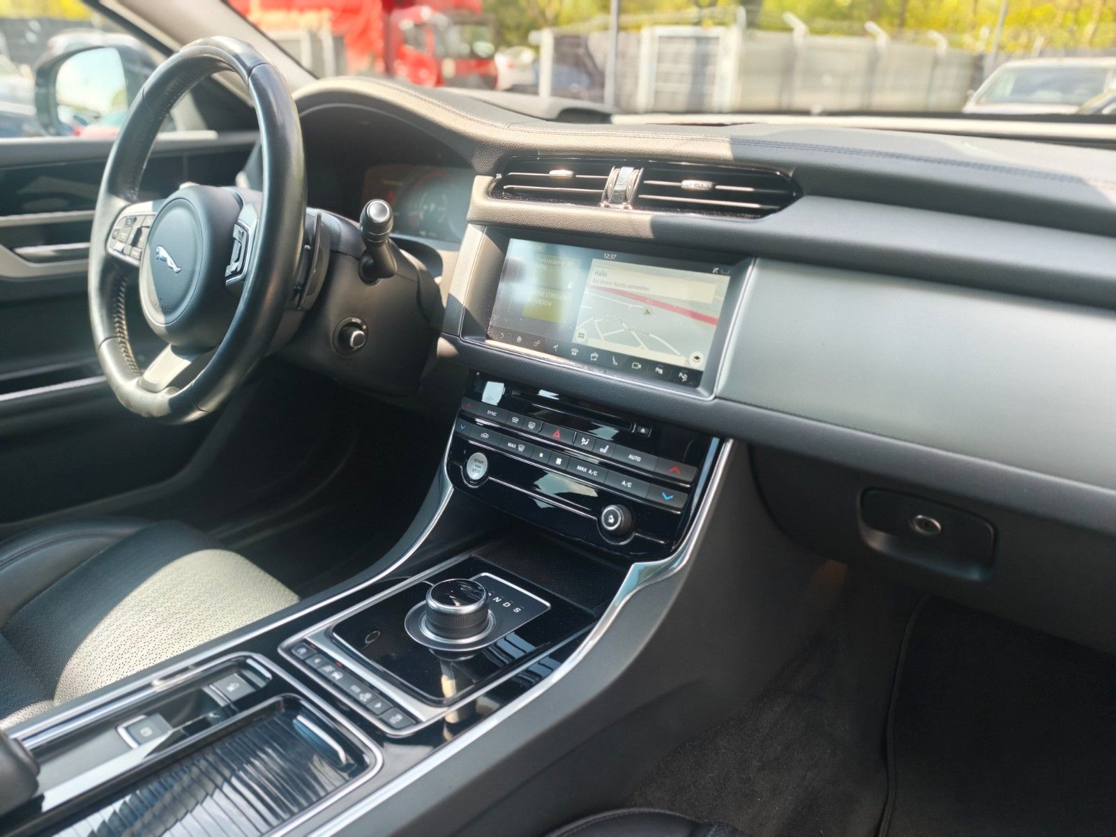 Fahrzeugabbildung Jaguar XF 300PS*PORTOFOLIO*SOUNDSYSTEM*NAVI*KAMERA*