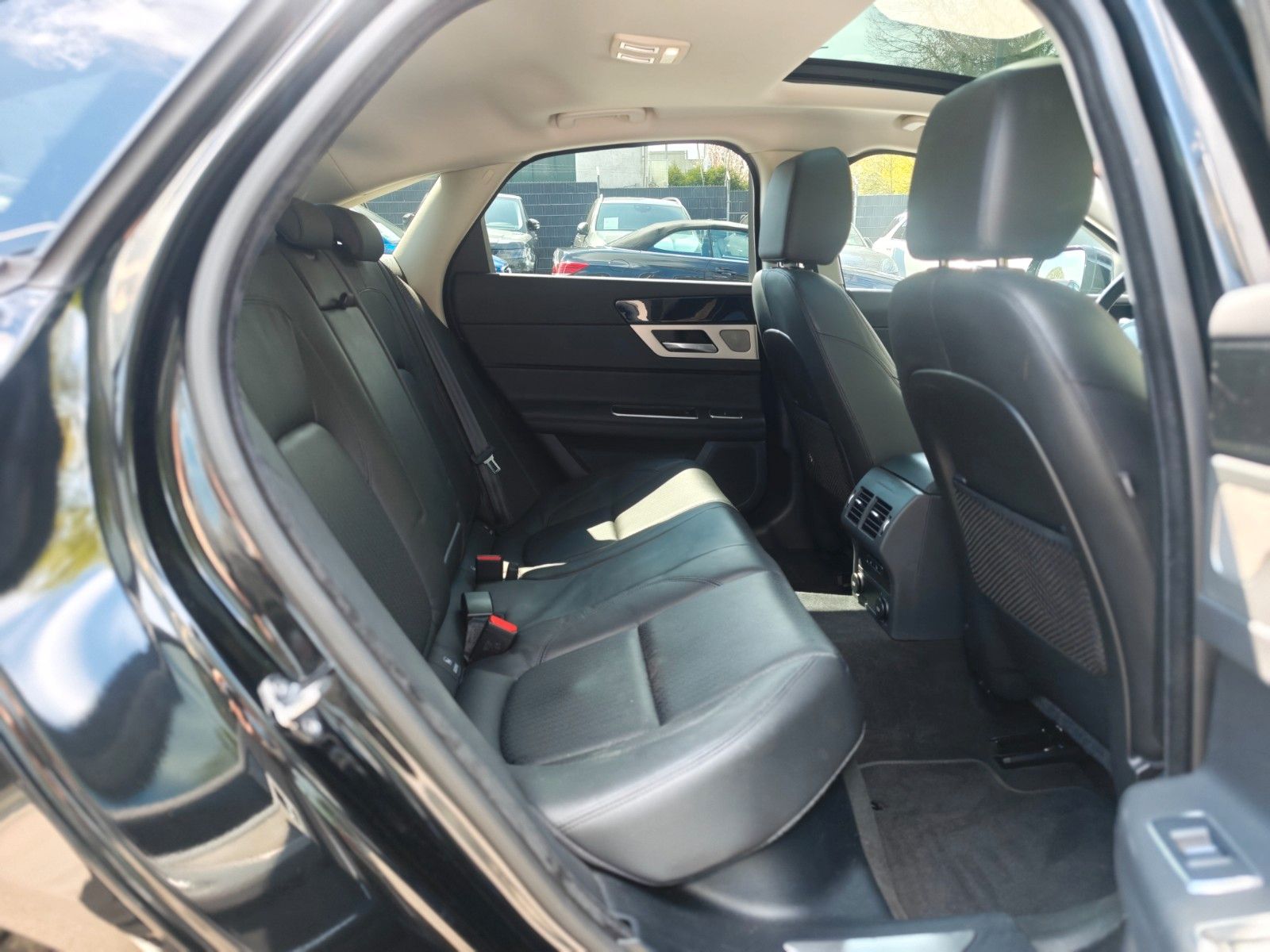 Fahrzeugabbildung Jaguar XF 300PS*PORTOFOLIO*SOUNDSYSTEM*NAVI*KAMERA*