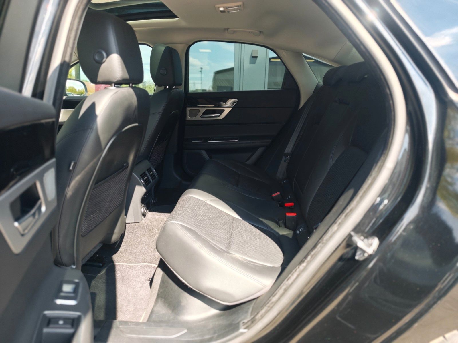 Fahrzeugabbildung Jaguar XF 300PS*PORTOFOLIO*SOUNDSYSTEM*NAVI*KAMERA*