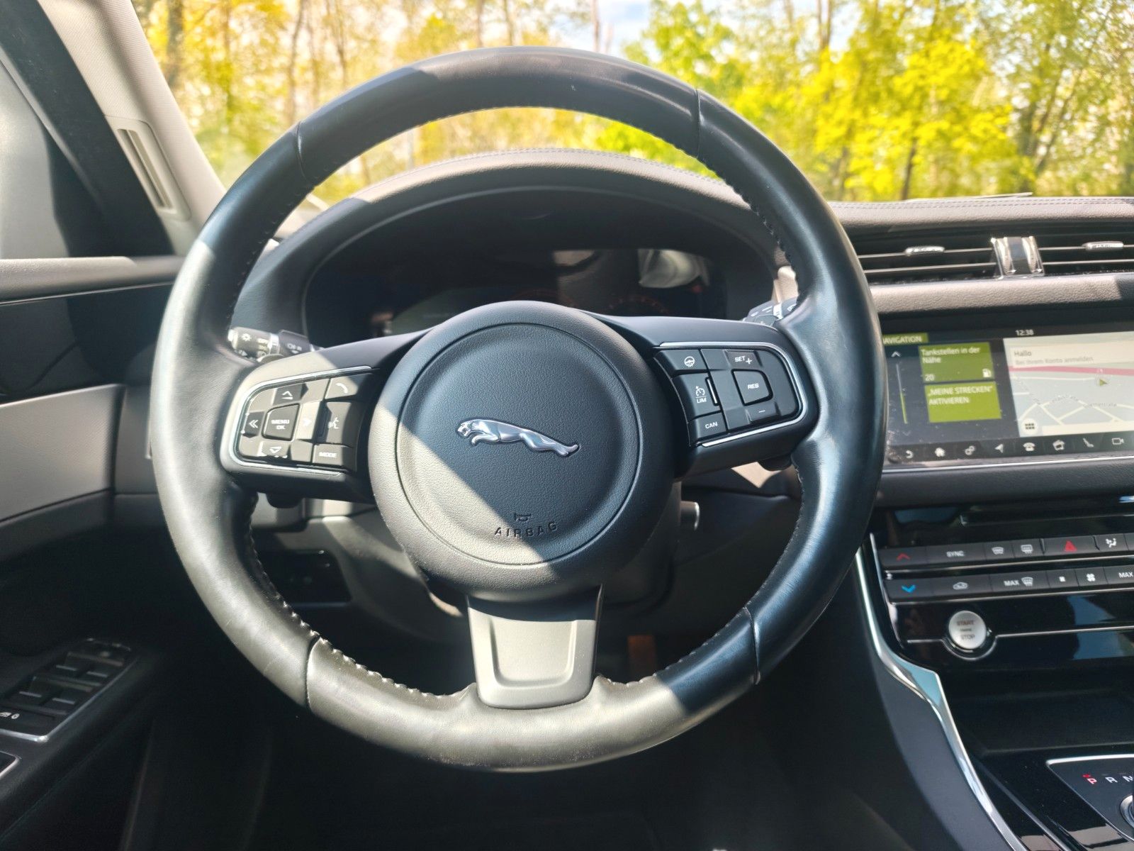 Fahrzeugabbildung Jaguar XF 300PS*PORTOFOLIO*SOUNDSYSTEM*NAVI*KAMERA*