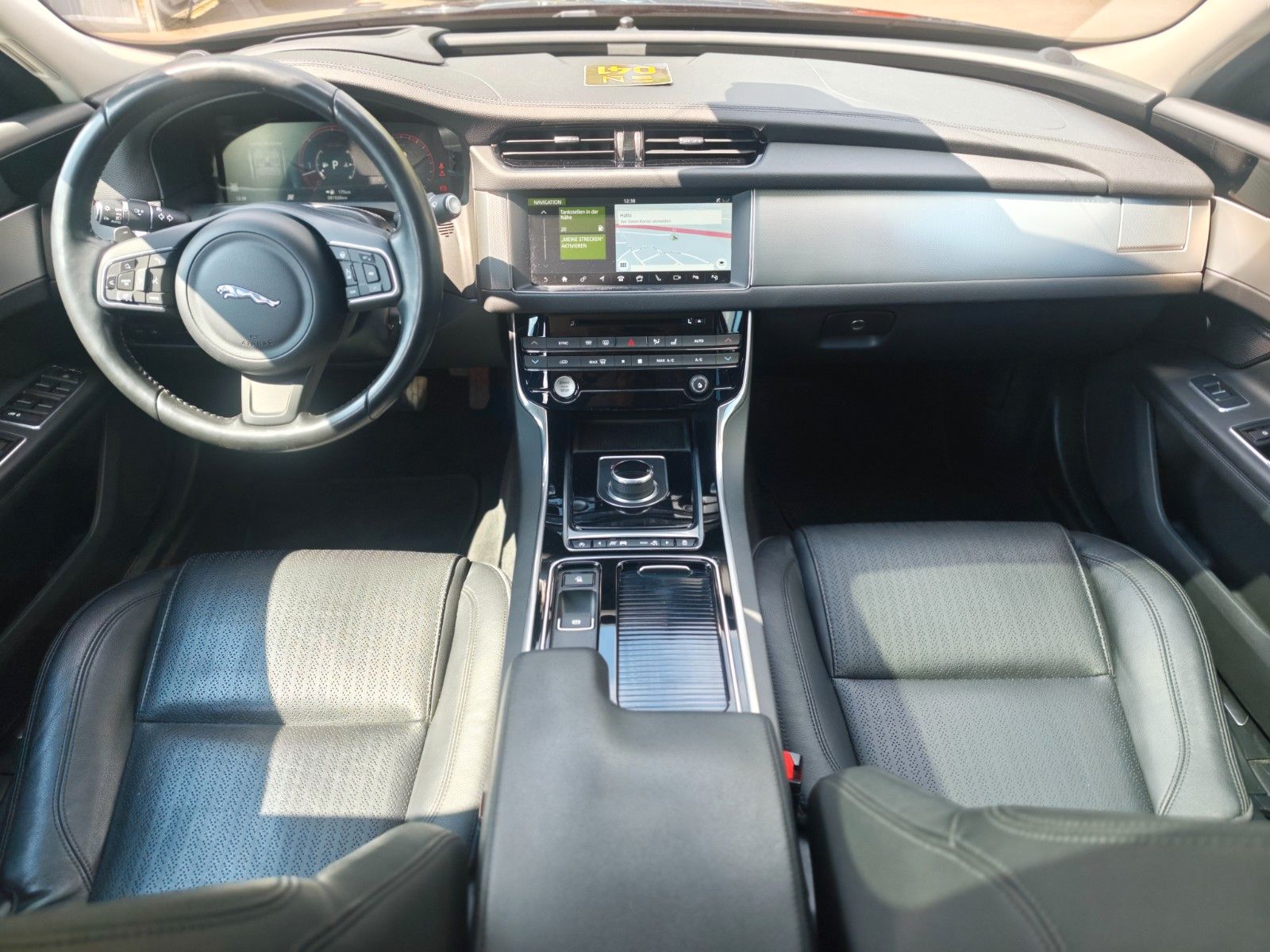 Fahrzeugabbildung Jaguar XF 300PS*PORTOFOLIO*SOUNDSYSTEM*NAVI*KAMERA*