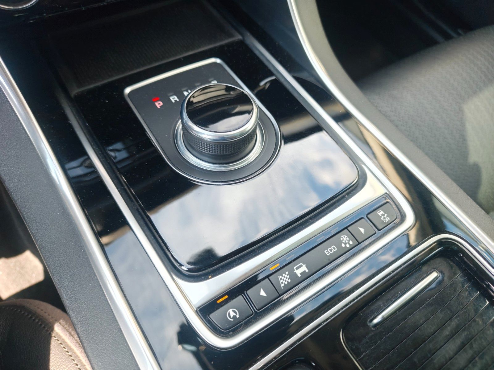 Fahrzeugabbildung Jaguar XF 300PS*PORTOFOLIO*SOUNDSYSTEM*NAVI*KAMERA*