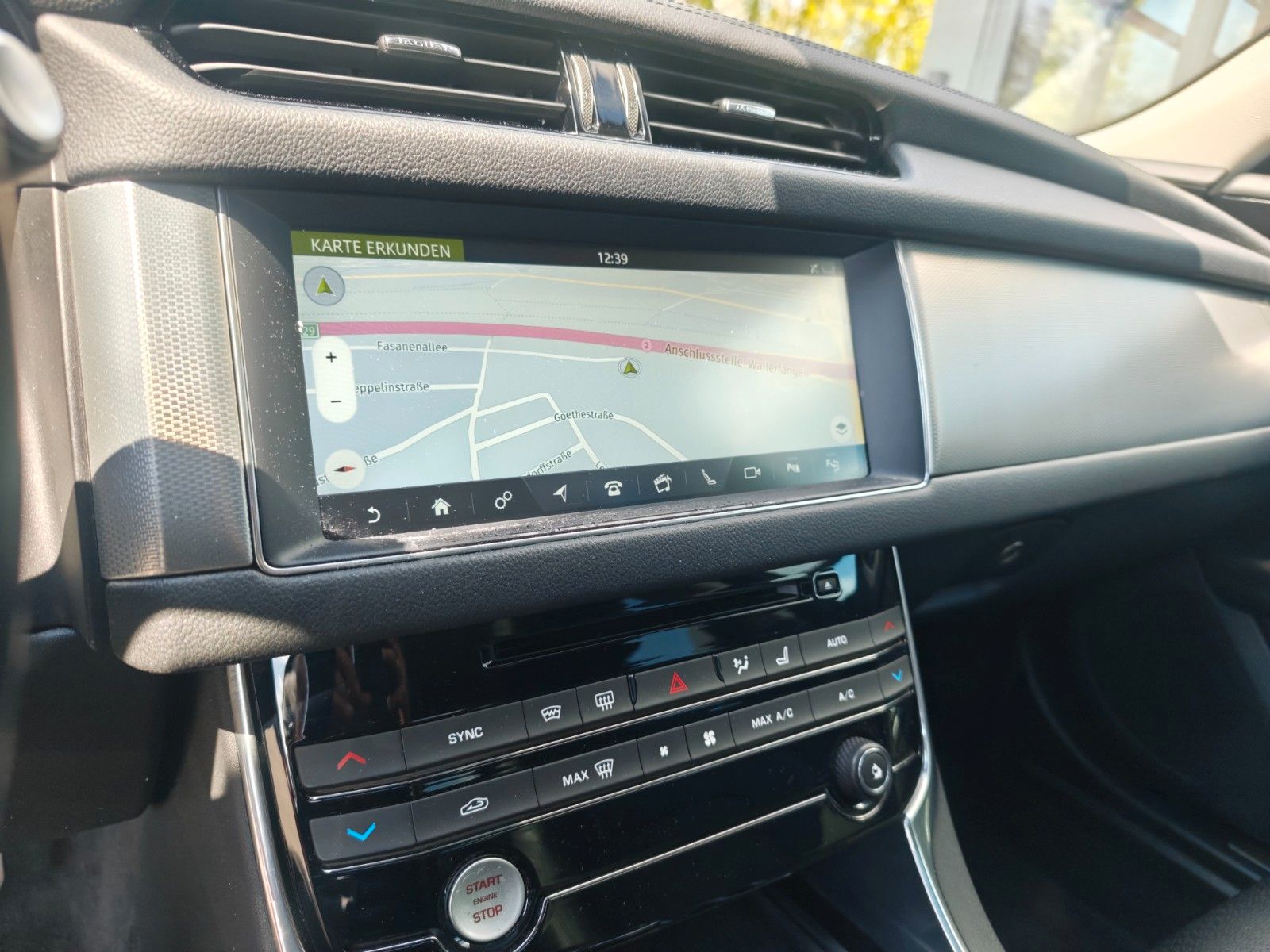 Fahrzeugabbildung Jaguar XF 300PS*PORTOFOLIO*SOUNDSYSTEM*NAVI*KAMERA*