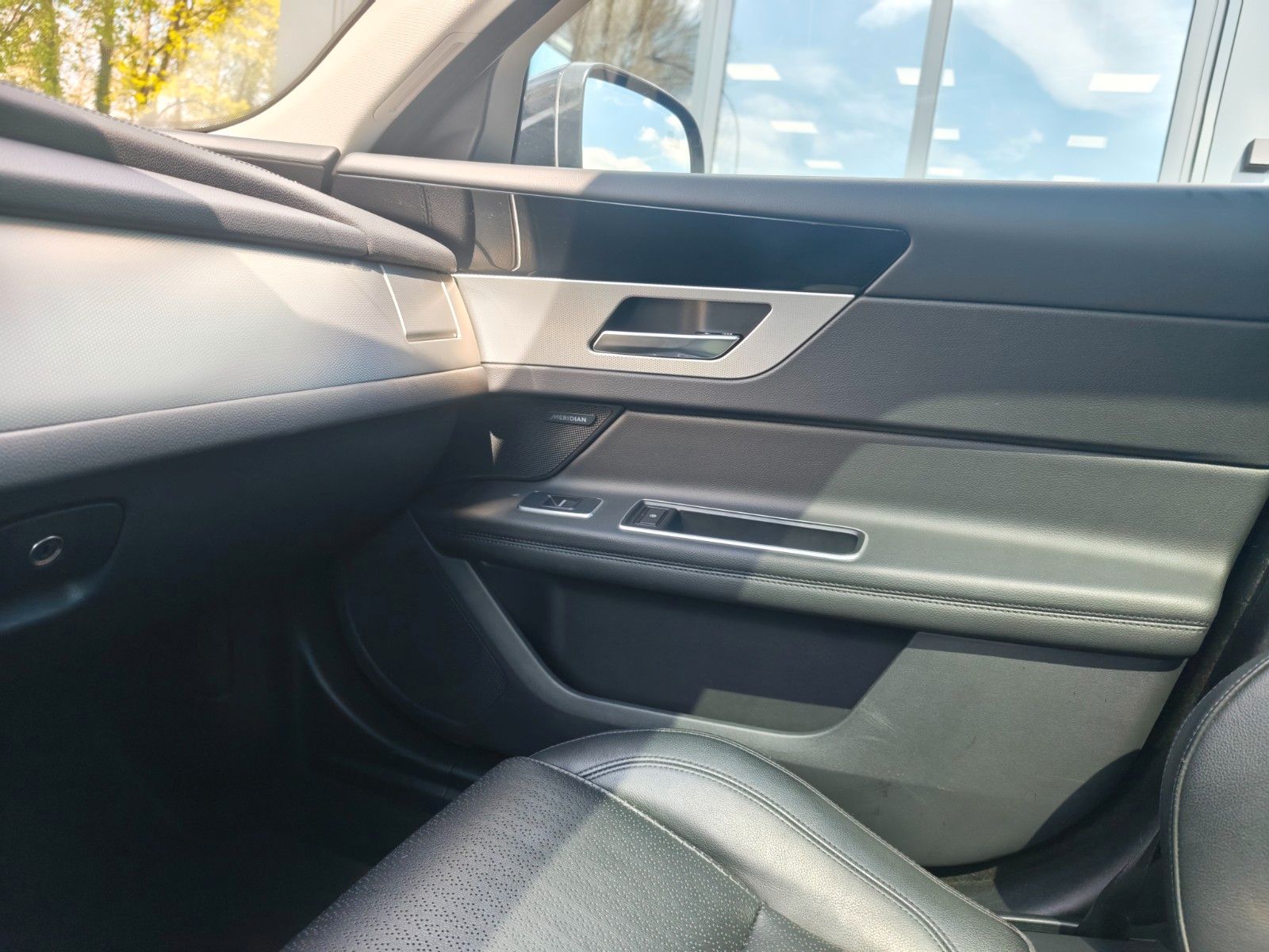 Fahrzeugabbildung Jaguar XF 300PS*PORTOFOLIO*SOUNDSYSTEM*NAVI*KAMERA*