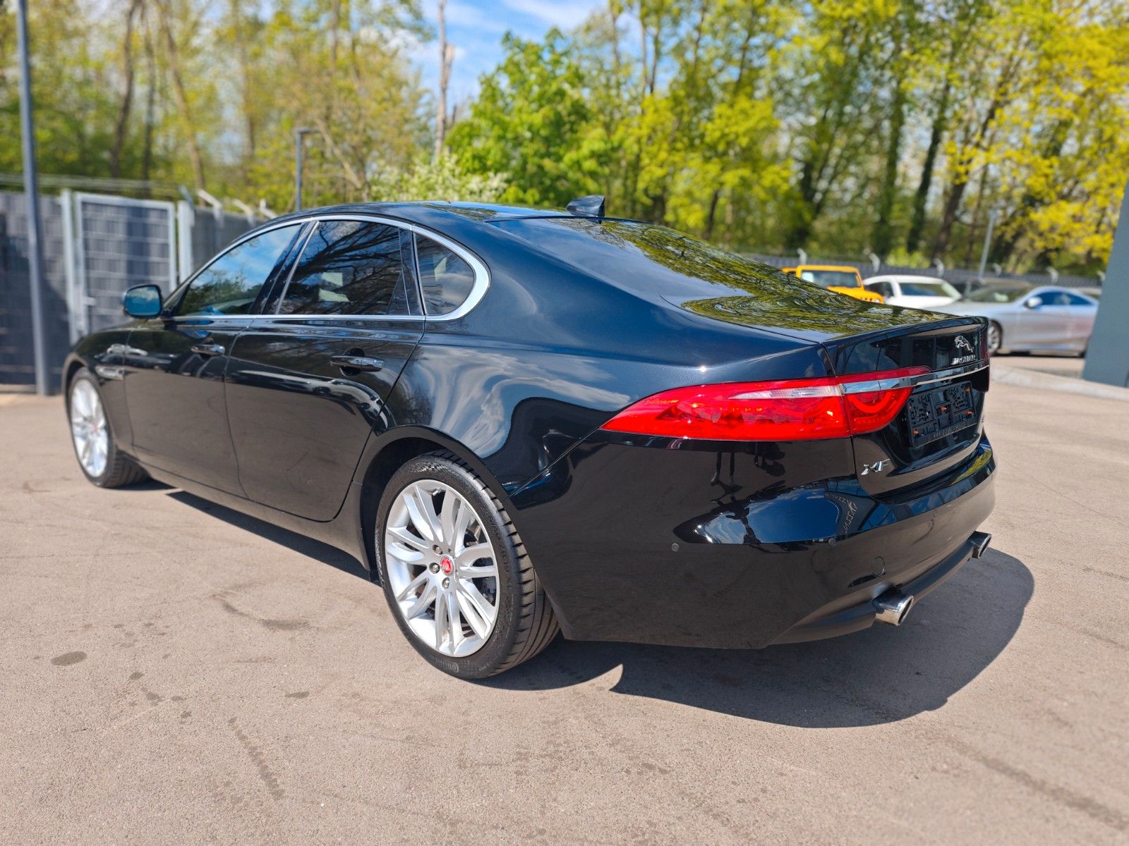 Fahrzeugabbildung Jaguar XF 300PS*PORTOFOLIO*SOUNDSYSTEM*NAVI*KAMERA*