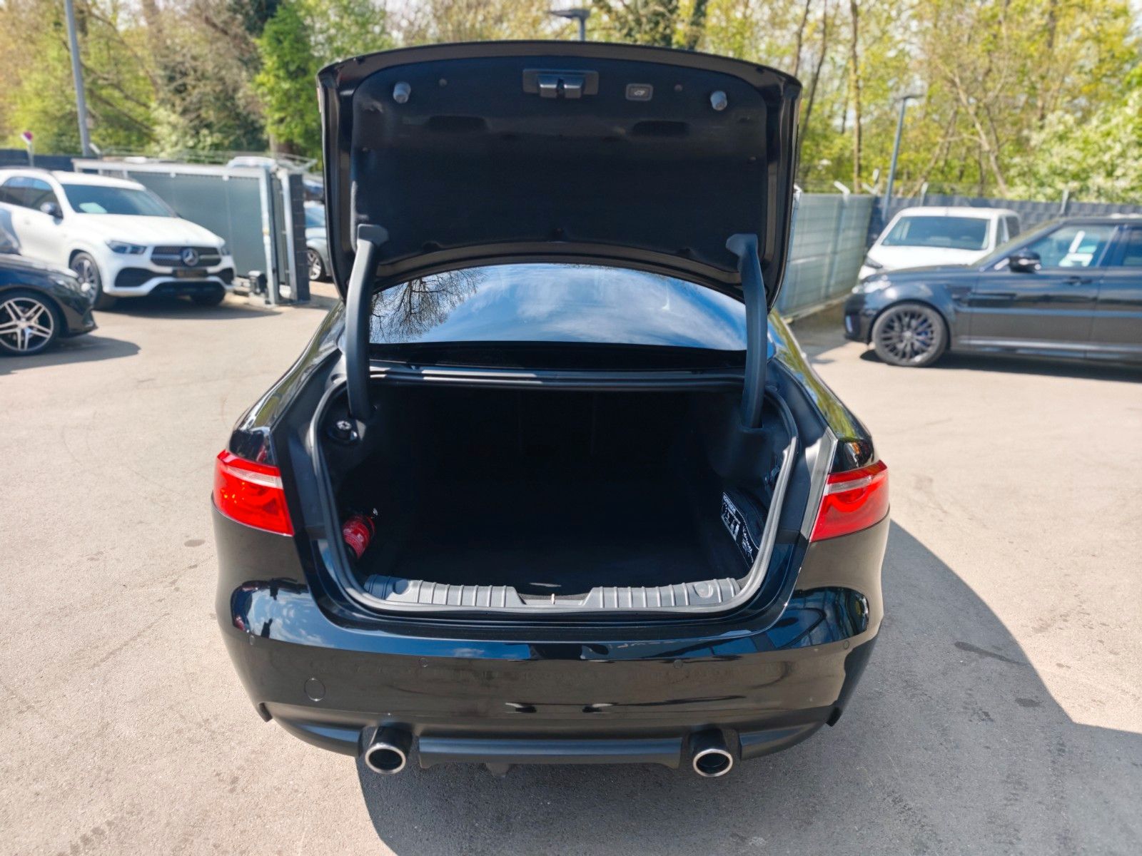 Fahrzeugabbildung Jaguar XF 300PS*PORTOFOLIO*SOUNDSYSTEM*NAVI*KAMERA*