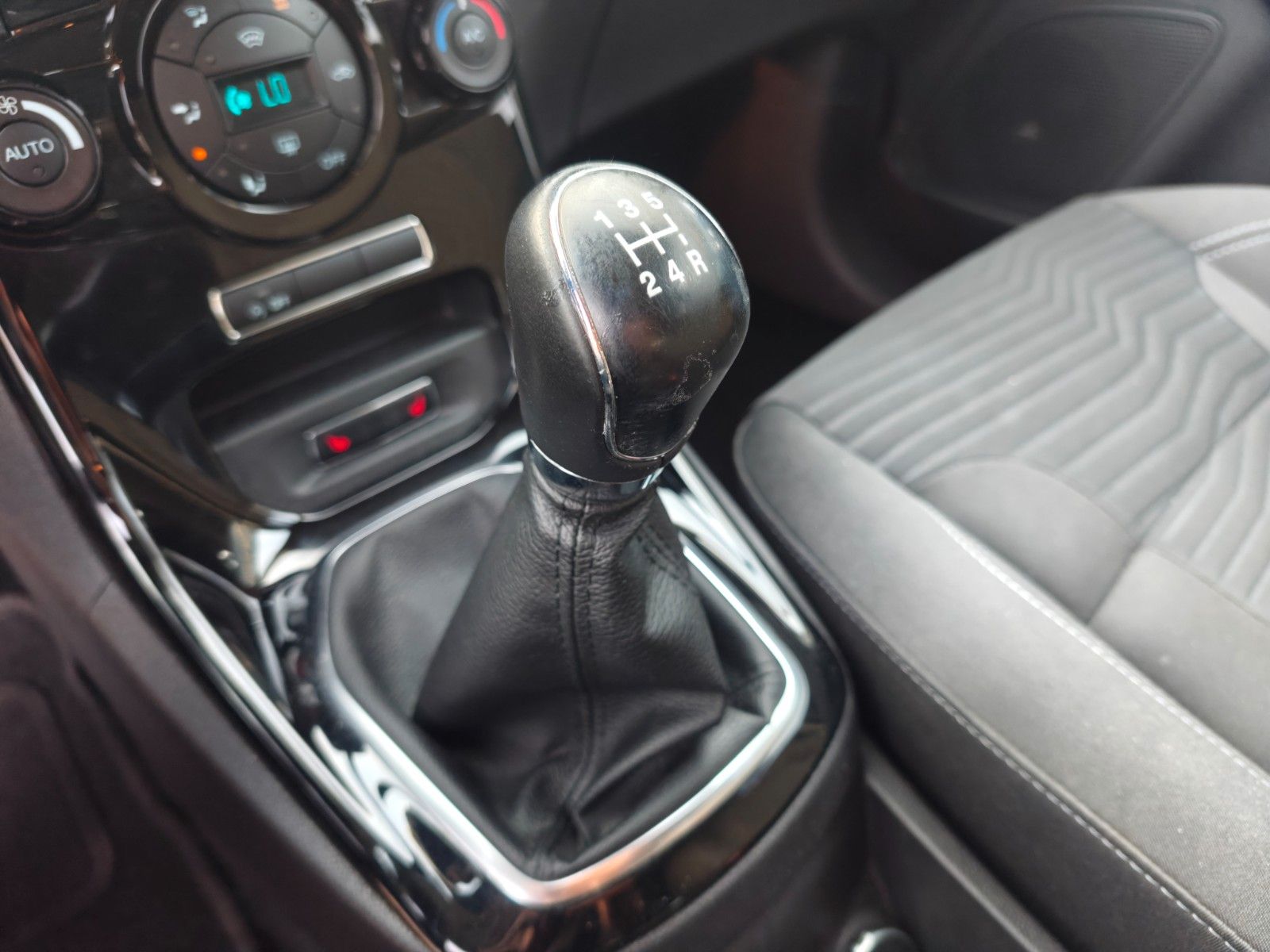 Fahrzeugabbildung Ford FIESTA TITANIUM *SHZ*ALU*KLIMA*NAVI*