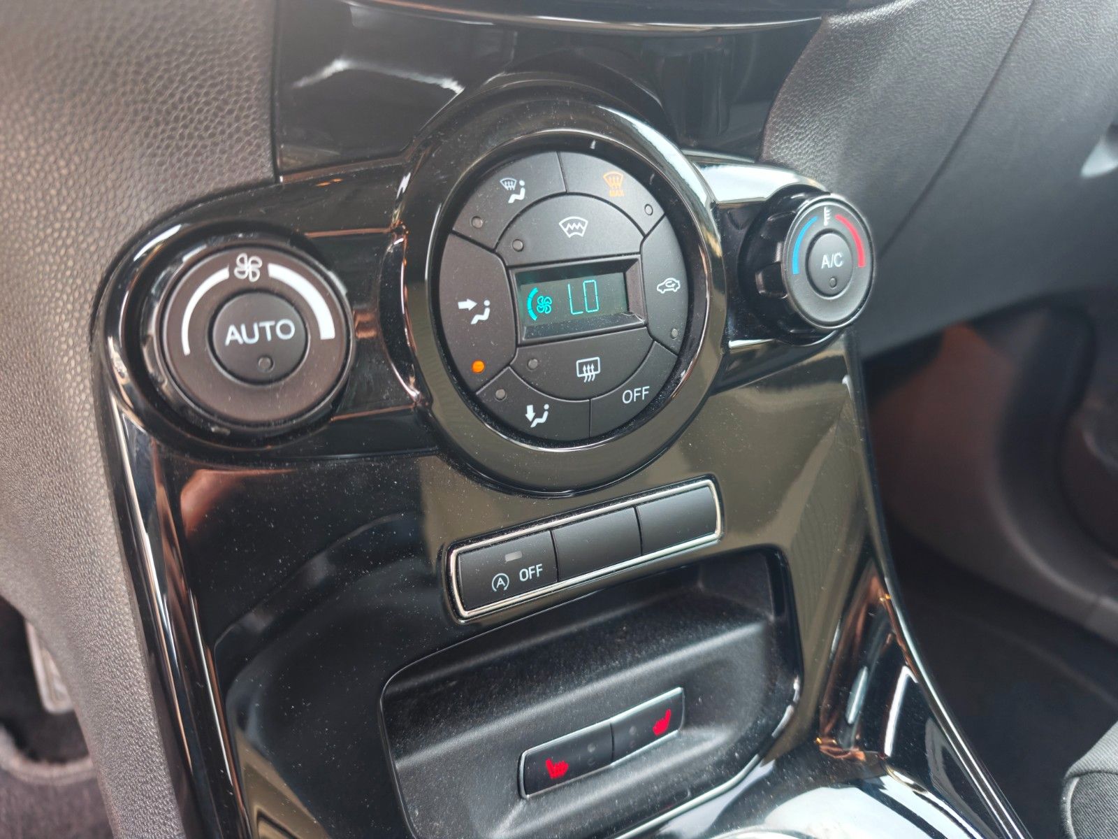 Fahrzeugabbildung Ford FIESTA TITANIUM *SHZ*ALU*KLIMA*NAVI*