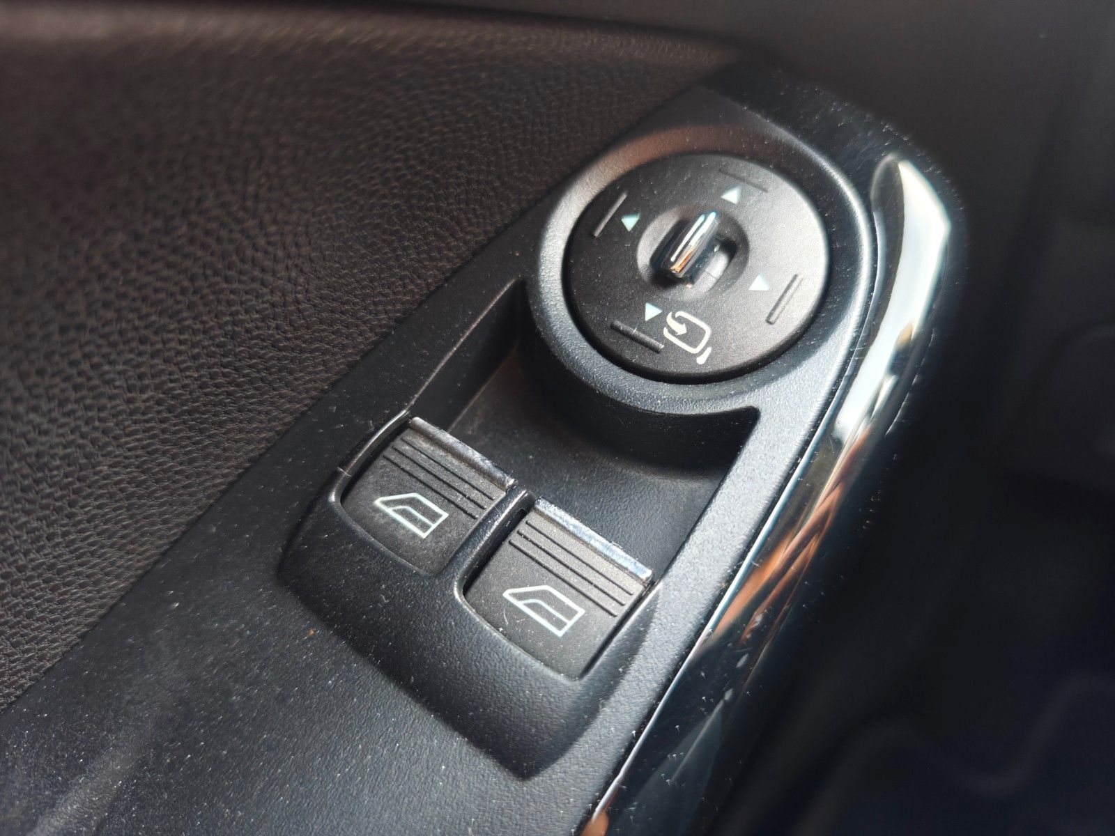 Fahrzeugabbildung Ford FIESTA TITANIUM *SHZ*ALU*KLIMA*NAVI*