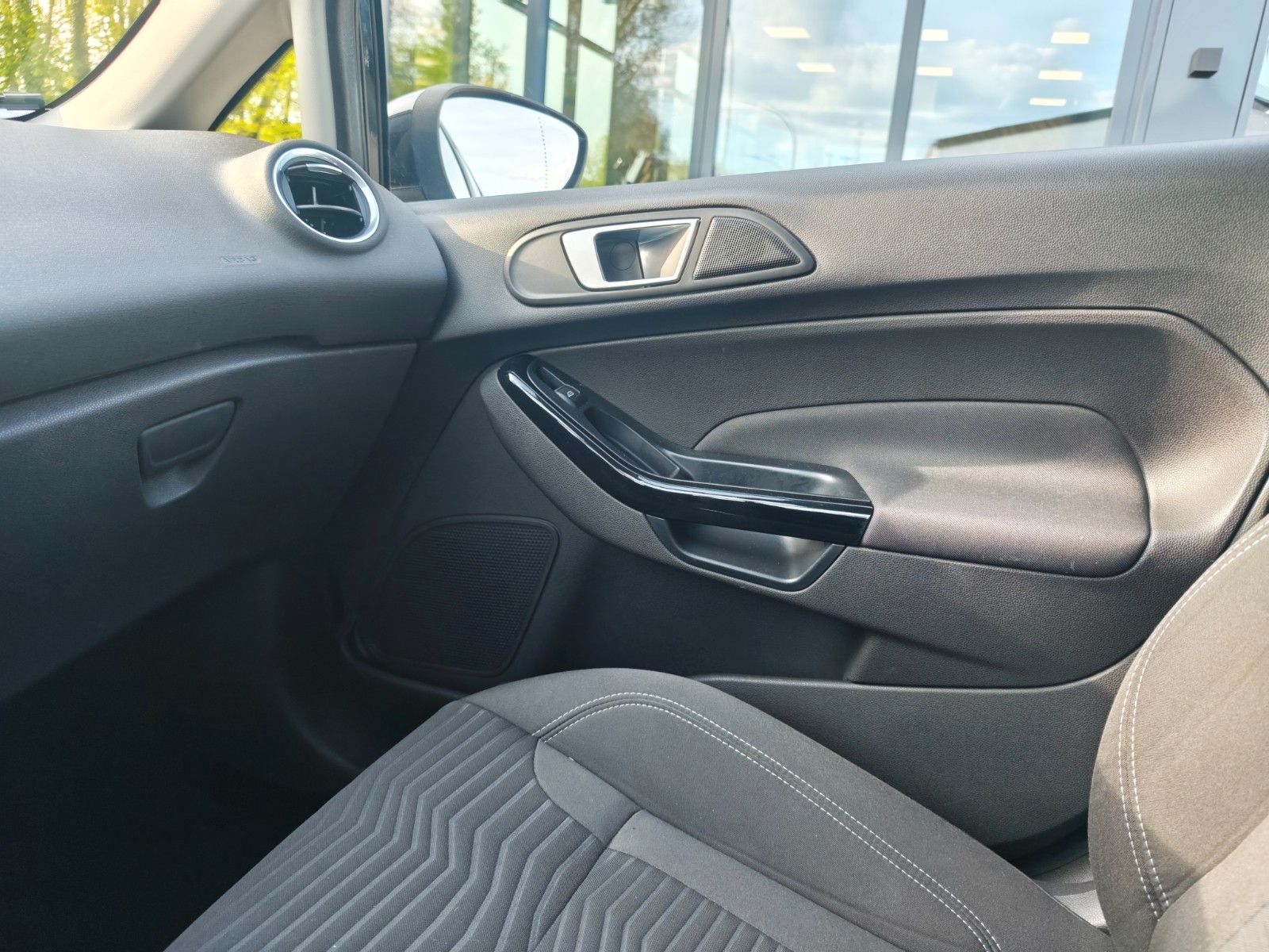 Fahrzeugabbildung Ford FIESTA TITANIUM *SHZ*ALU*KLIMA*NAVI*