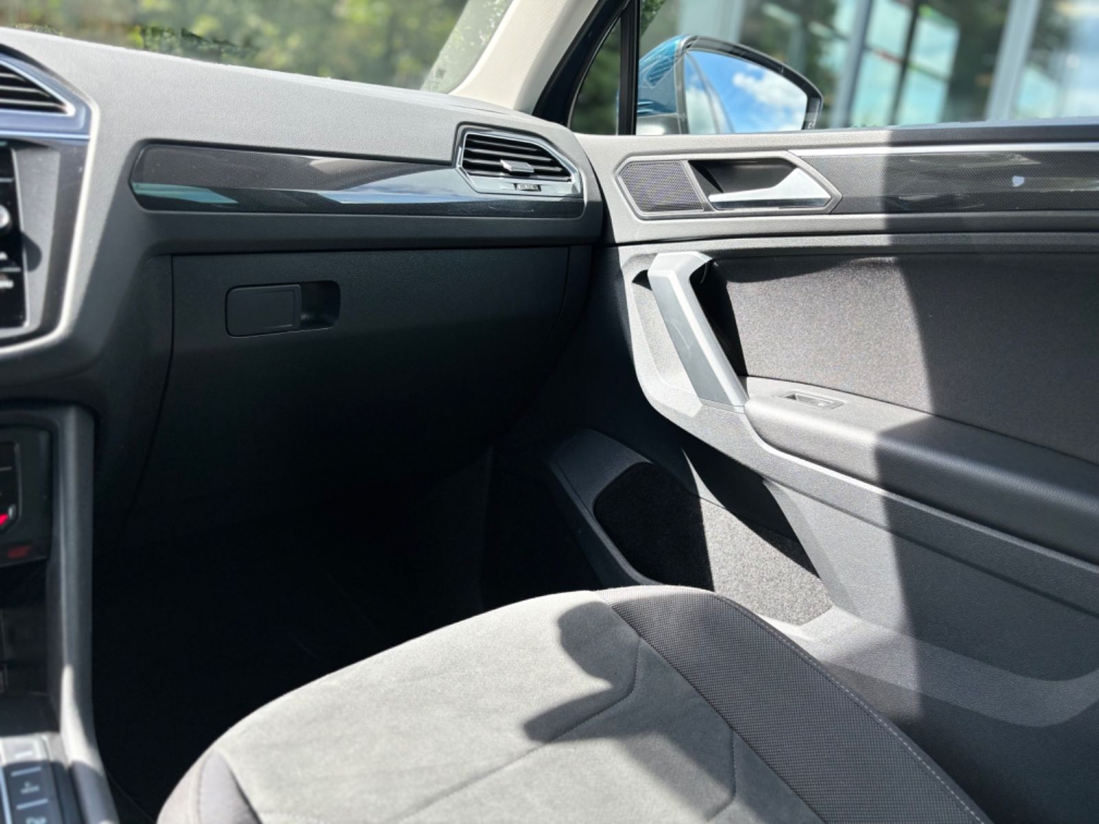 Fahrzeugabbildung Volkswagen TIGUAN ELEGANCE PLUG IN HYBRID*LED*NIGHTS-BLUE*