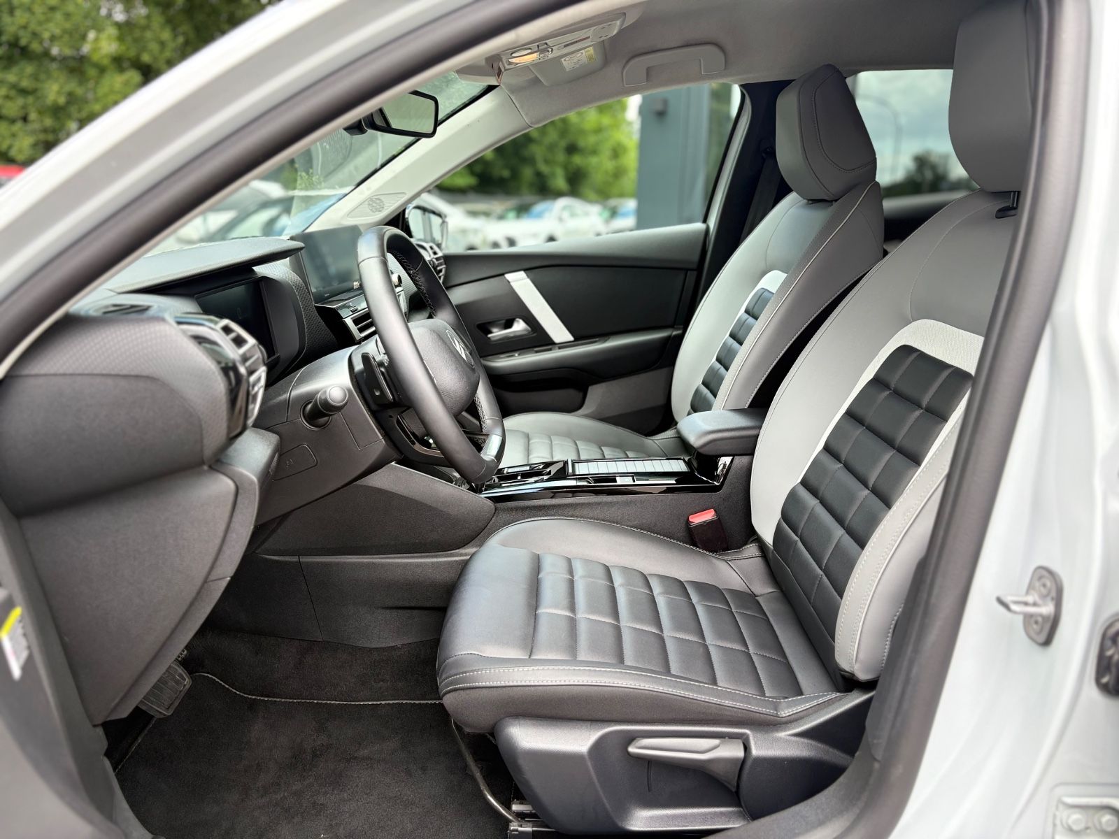 Fahrzeugabbildung Citroën C4 LIM MAX*AUT*FACELIFT*1.HD*VOLL-LED*LEDER*KAME