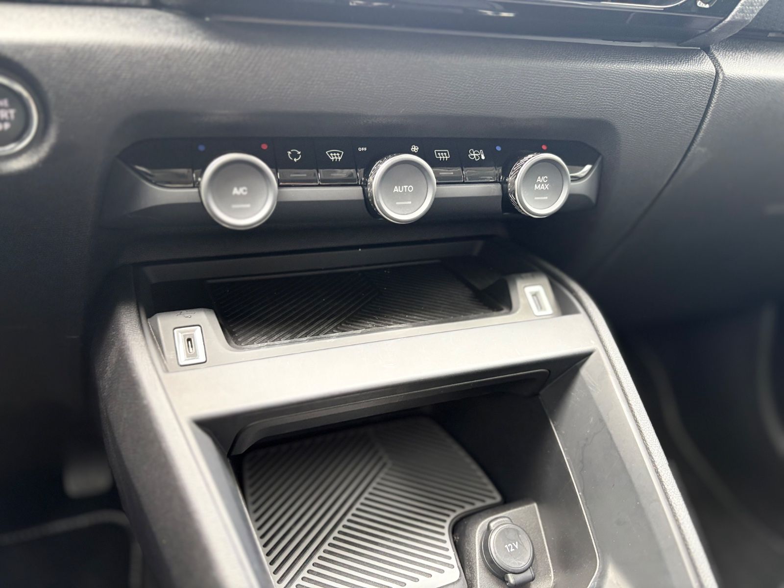 Fahrzeugabbildung Citroën C4 LIM MAX*AUT*FACELIFT*1.HD*VOLL-LED*LEDER*KAME