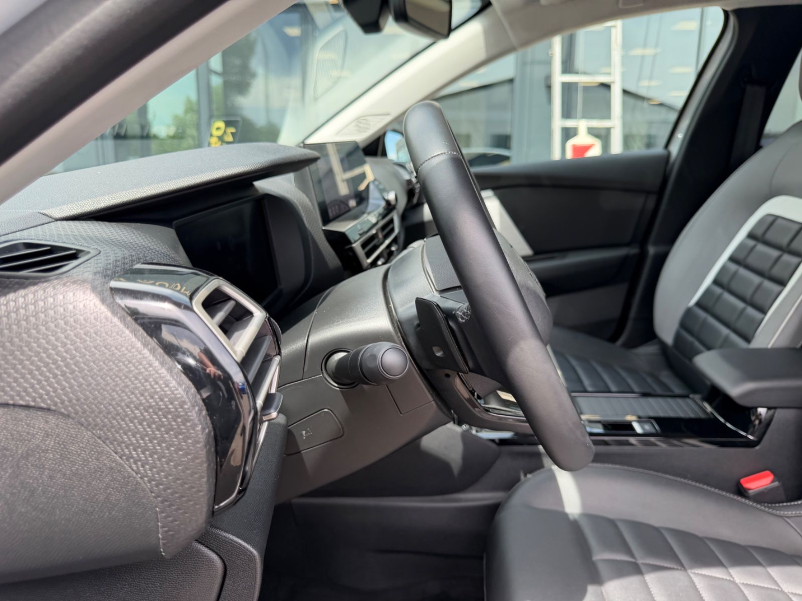 Fahrzeugabbildung Citroën C4 LIM MAX*FACELIFT*AUT*KAMERA*LEDER*LED*TOP